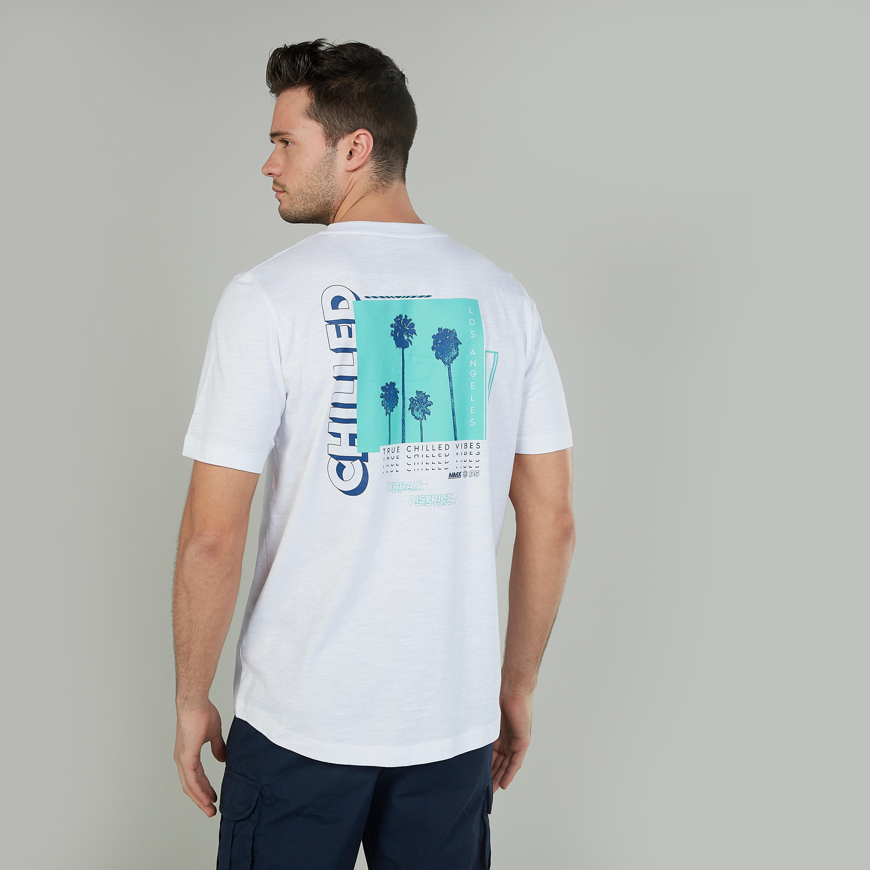 تيشيرت بياقة ضيّقة وأكمام قصيرة وطبعات-men-clothing-tshirtsandpolos-tshirts-image-2
