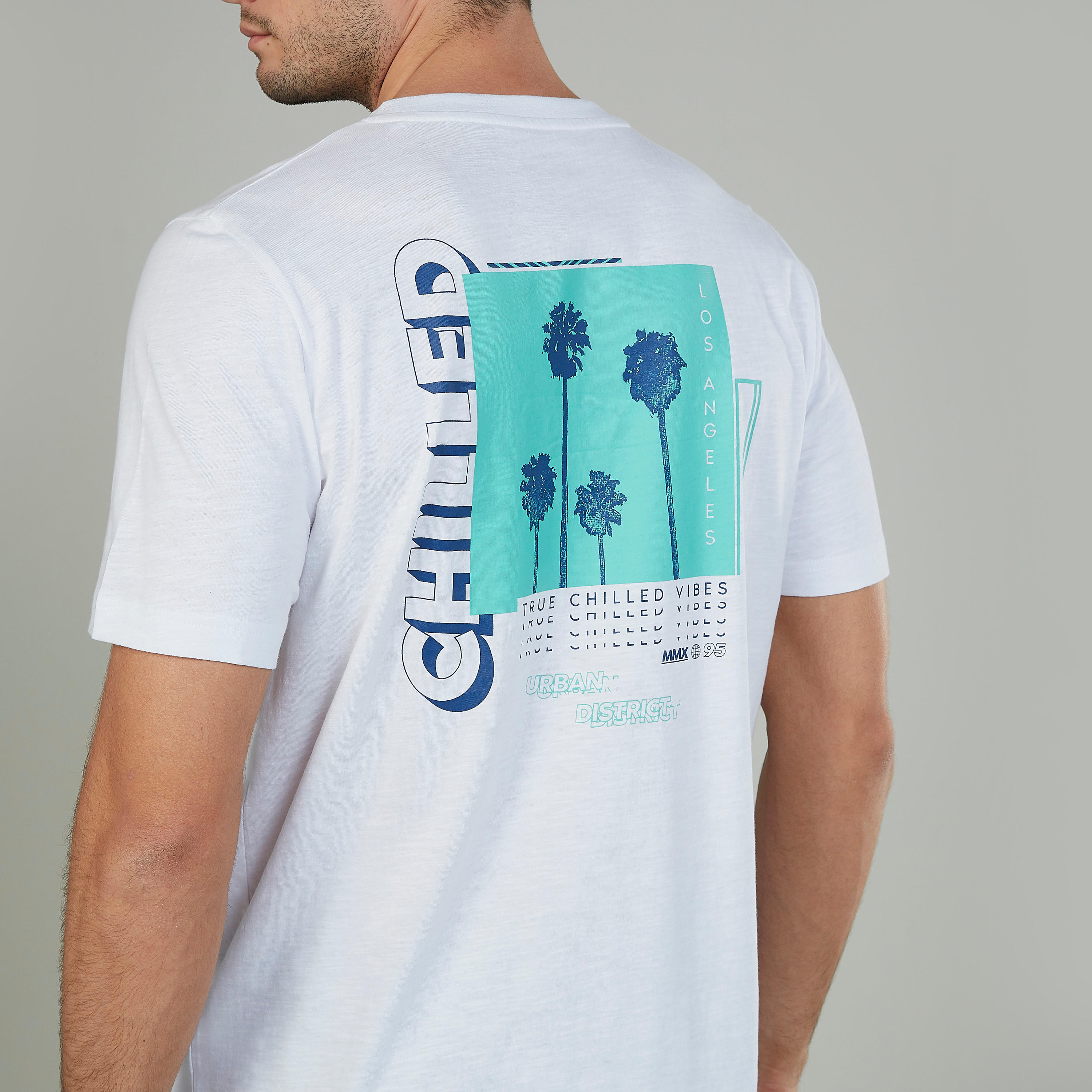 تيشيرت بياقة ضيّقة وأكمام قصيرة وطبعات-men-clothing-tshirtsandpolos-tshirts-image-1
