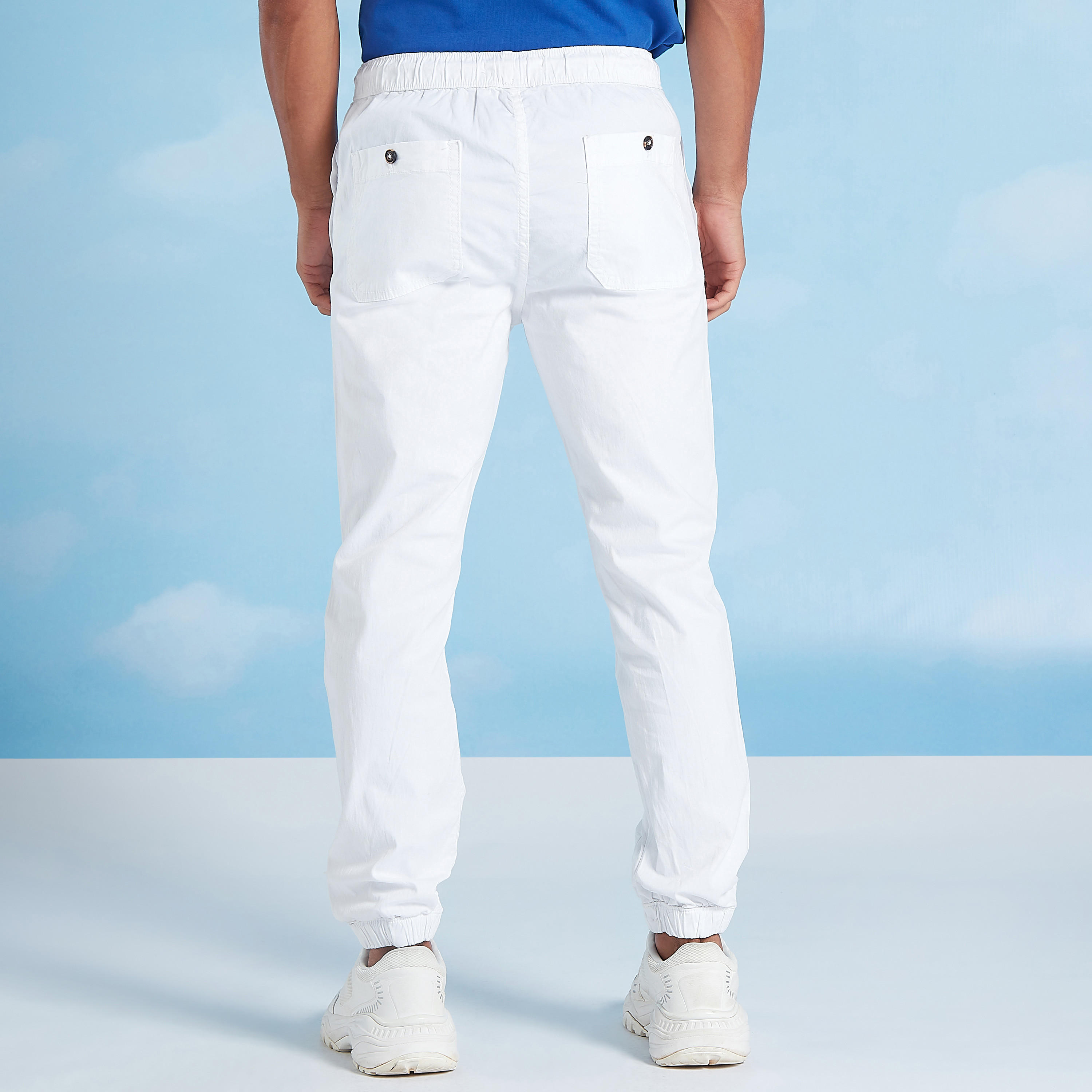 بنطلون رياضي سادة سكيني بخصر متوسط الارتفاع وتفاصيل جيوب ورباط-men-clothing-bottoms-joggers-image-4