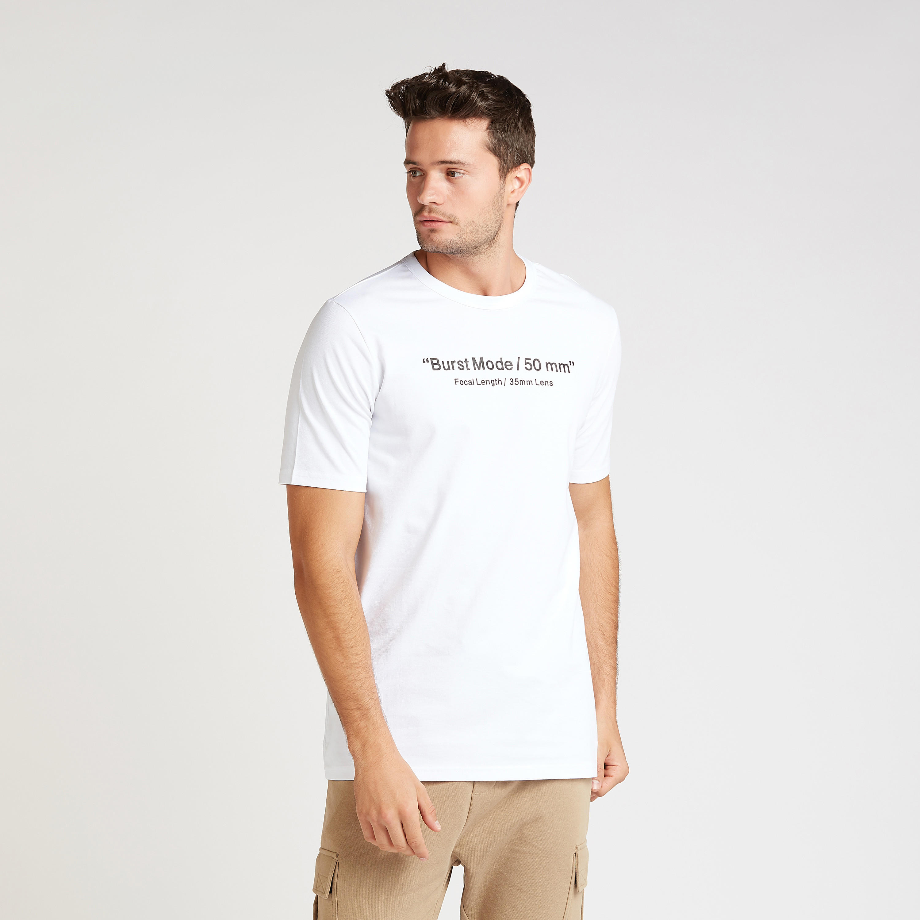 تيشيرت بياقة ضيّقة وأكمام قصيرة وطبعات تايبوجرافيك-men-clothing-tshirtsandpolos-tshirts-image-1