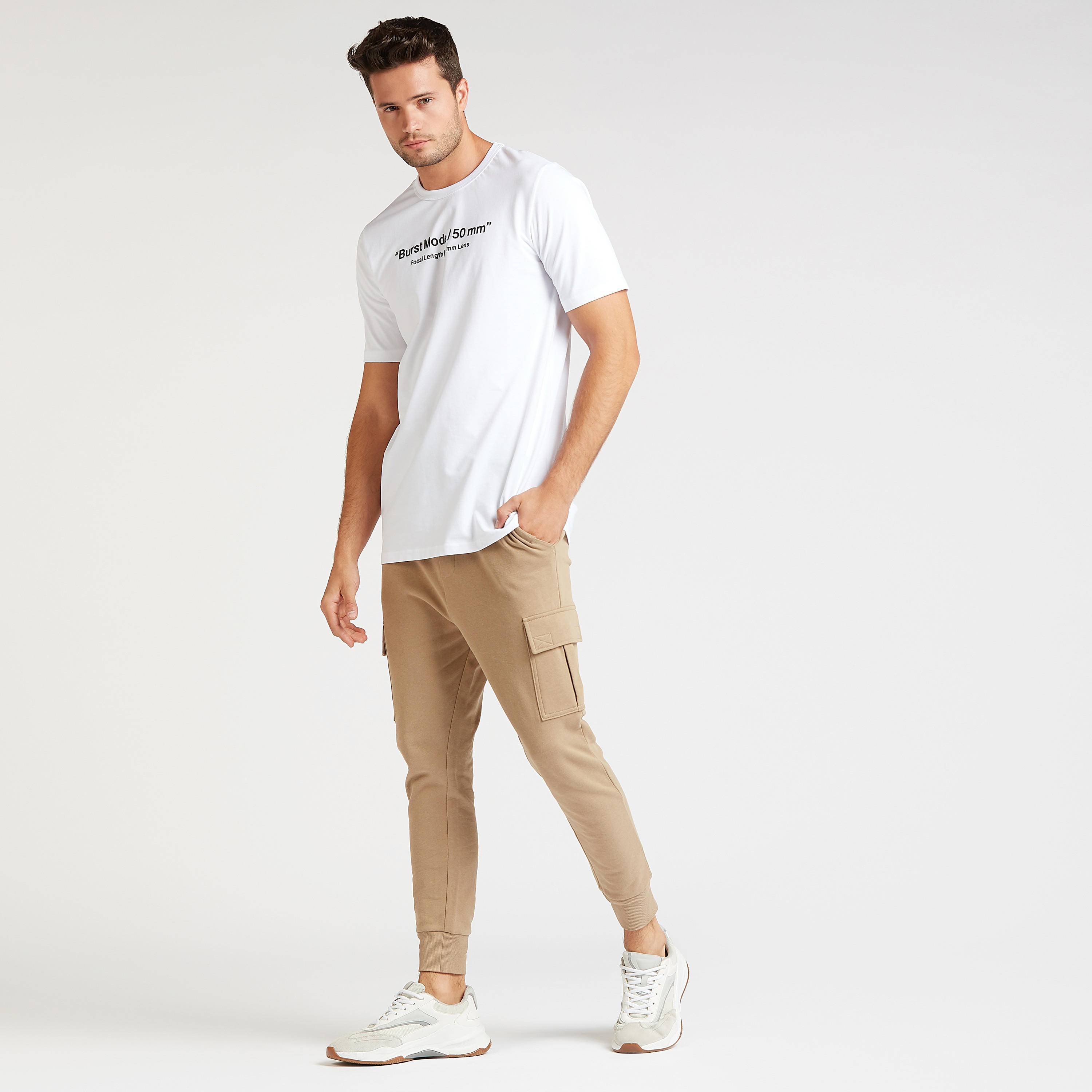 تيشيرت بياقة ضيّقة وأكمام قصيرة وطبعات تايبوجرافيك-men-clothing-tshirtsandpolos-tshirts-image-2