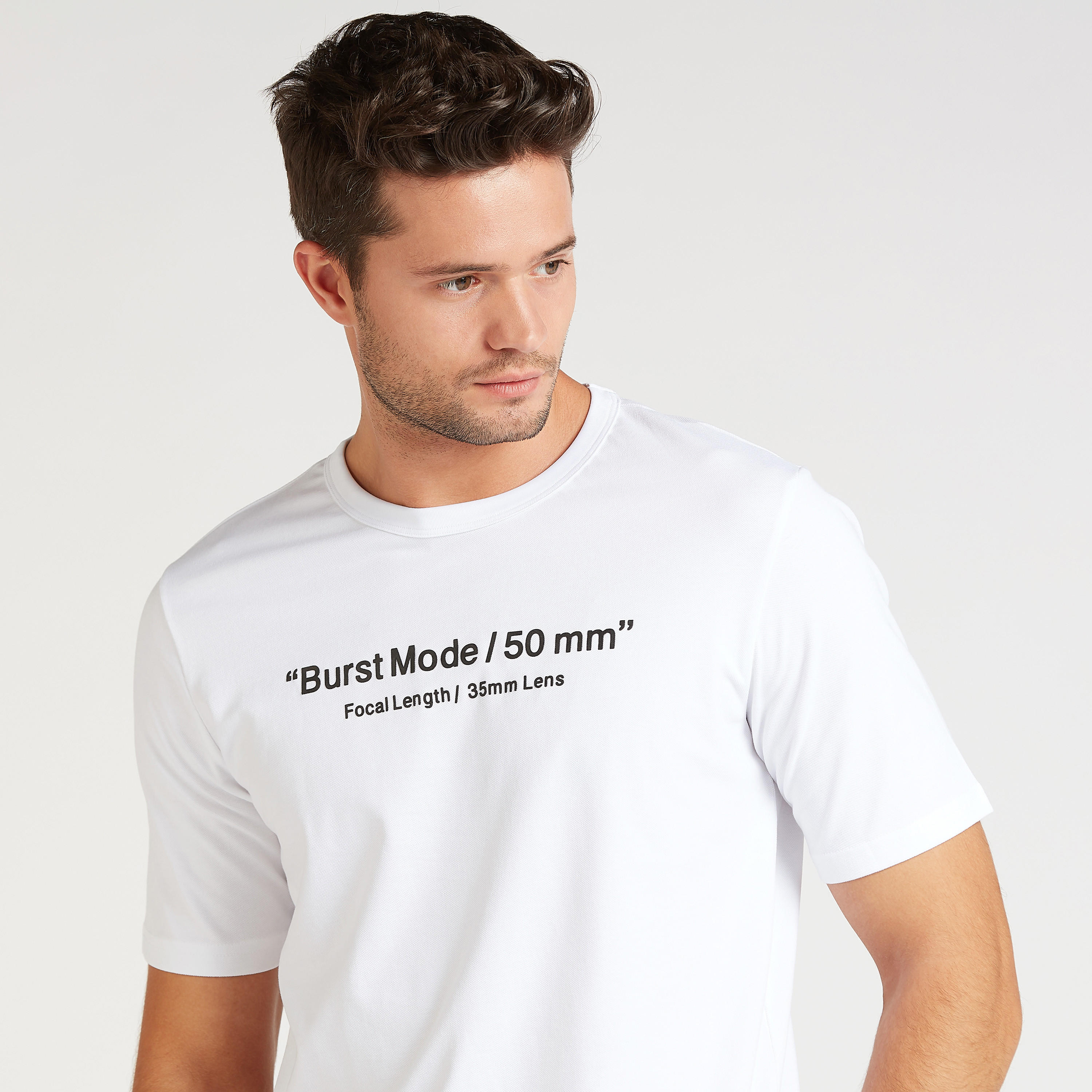 تيشيرت بياقة ضيّقة وأكمام قصيرة وطبعات تايبوجرافيك-men-clothing-tshirtsandpolos-tshirts-image-3