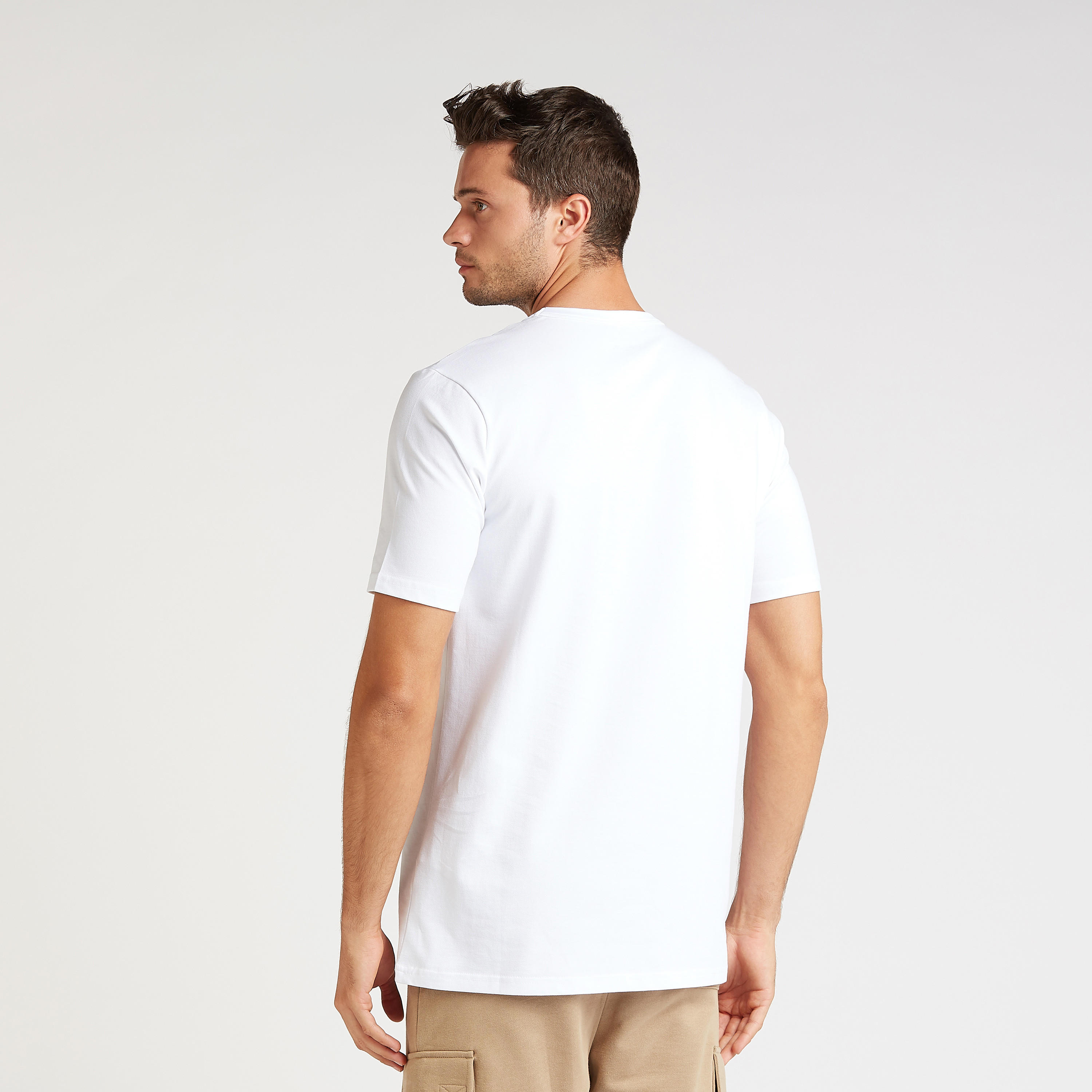 تيشيرت بياقة ضيّقة وأكمام قصيرة وطبعات تايبوجرافيك-men-clothing-tshirtsandpolos-tshirts-image-4