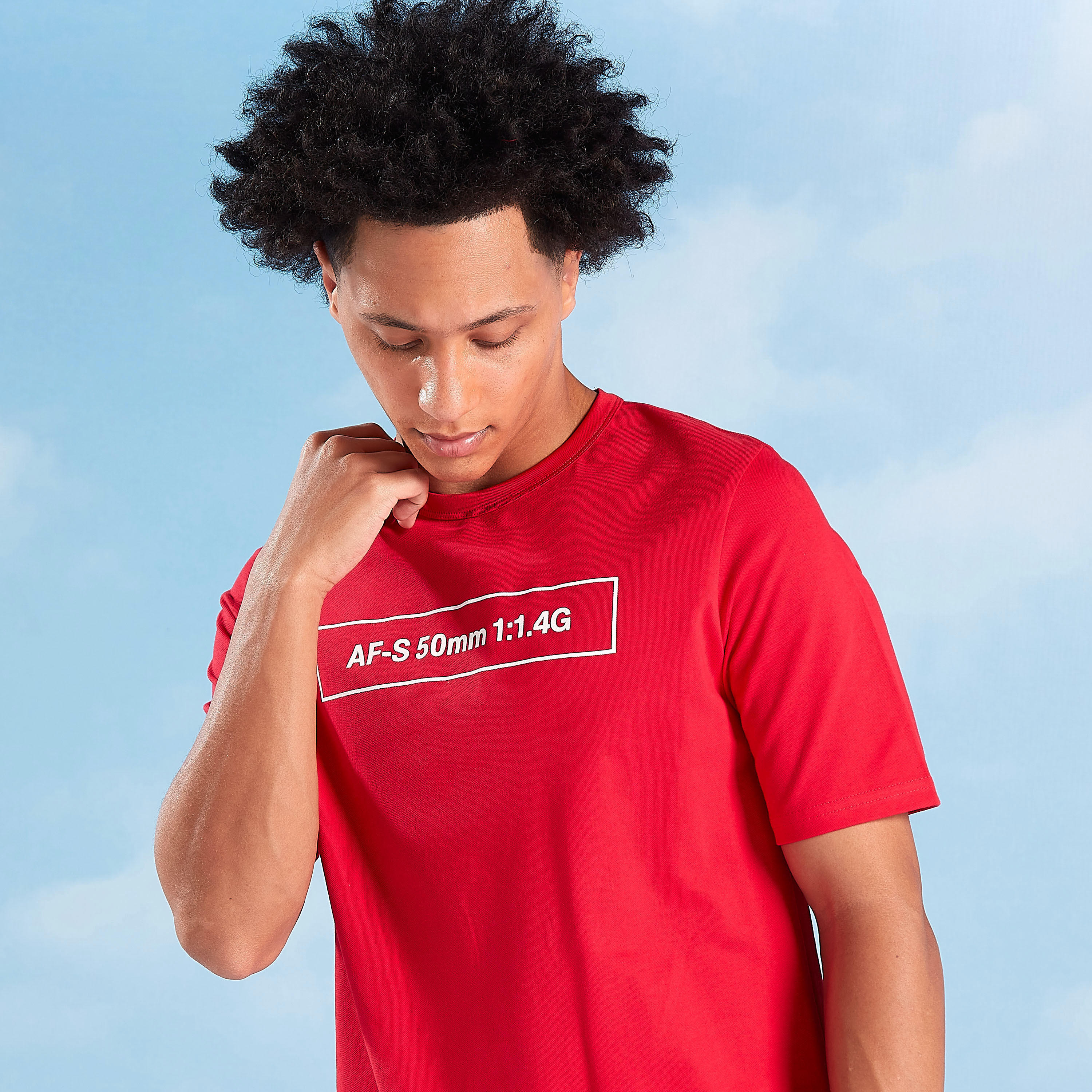 تيشيرت بياقة ضيّقة وأكمام قصيرة وطبعات تايبوجرافيك-men-clothing-tshirtsandpolos-tshirts-image-1