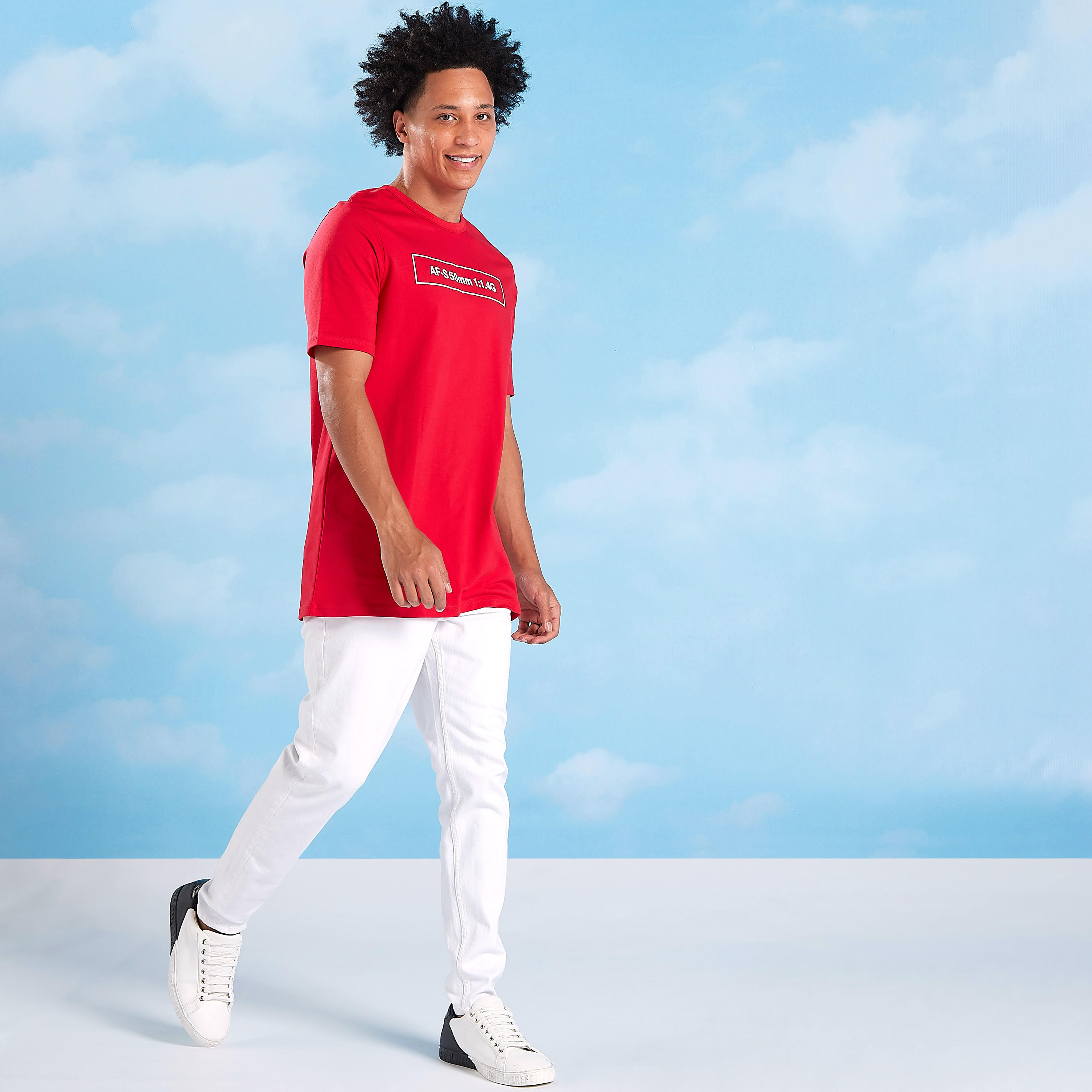 تيشيرت بياقة ضيّقة وأكمام قصيرة وطبعات تايبوجرافيك-men-clothing-tshirtsandpolos-tshirts-image-2