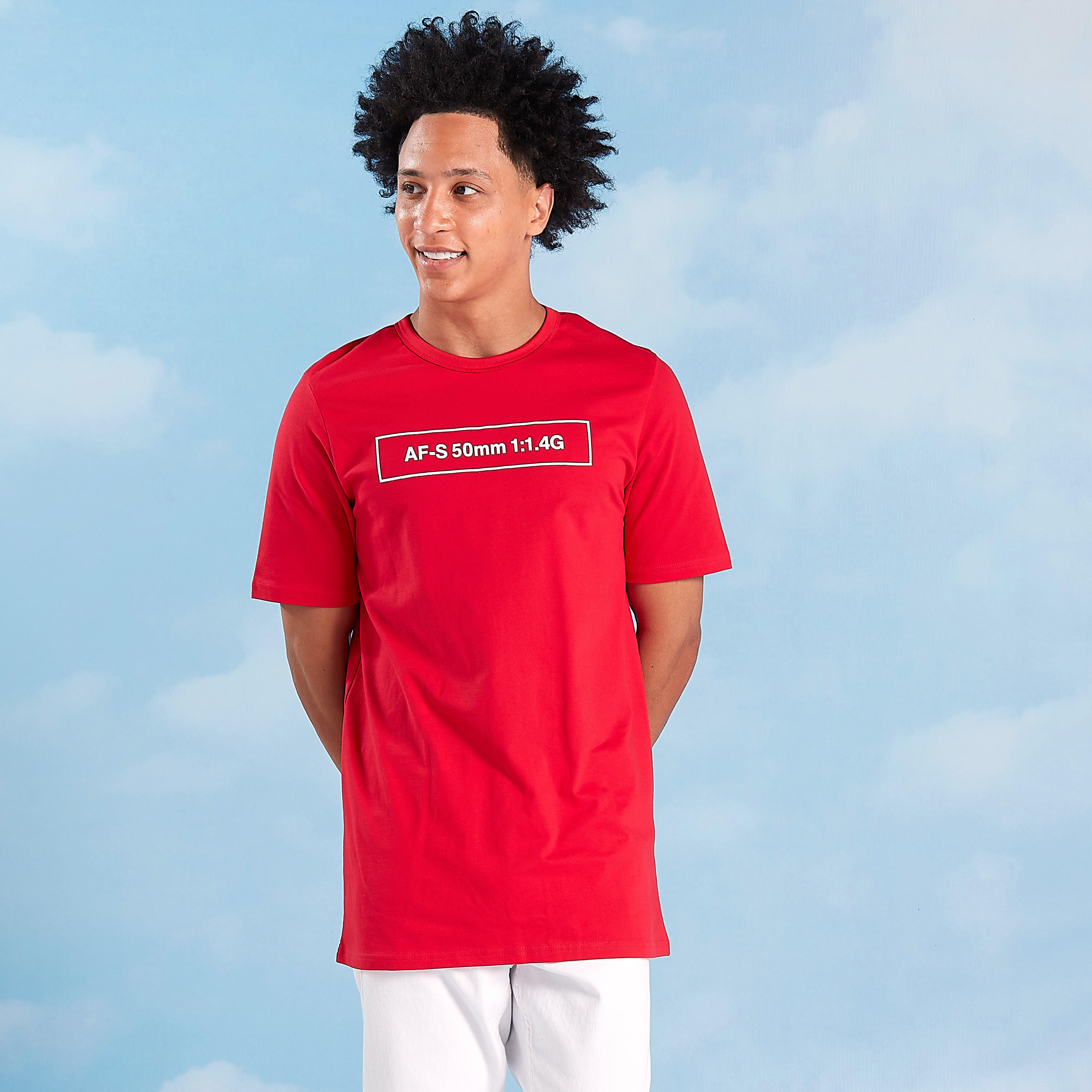 تيشيرت بياقة ضيّقة وأكمام قصيرة وطبعات تايبوجرافيك-men-clothing-tshirtsandpolos-tshirts-image-3