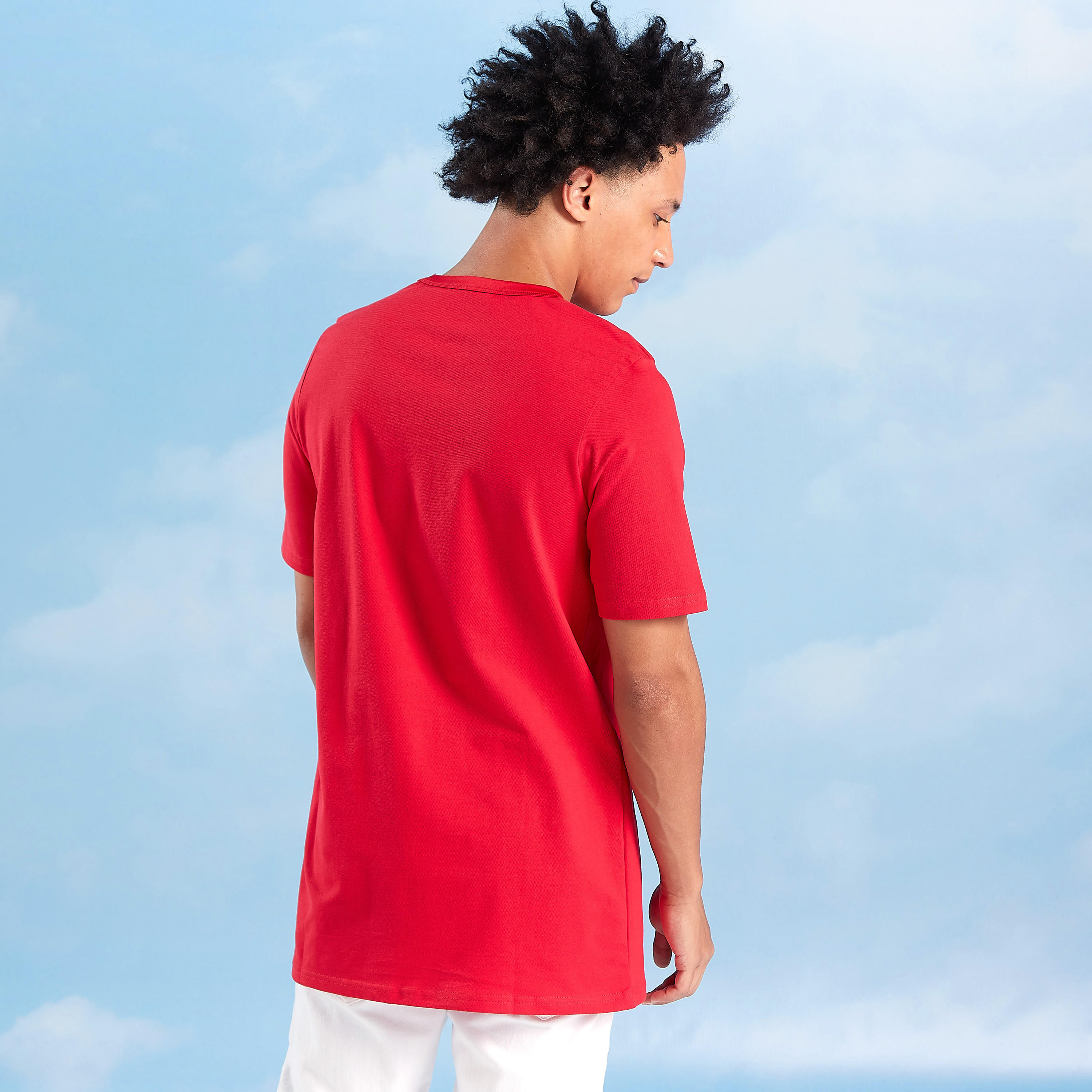تيشيرت بياقة ضيّقة وأكمام قصيرة وطبعات تايبوجرافيك-men-clothing-tshirtsandpolos-tshirts-image-4