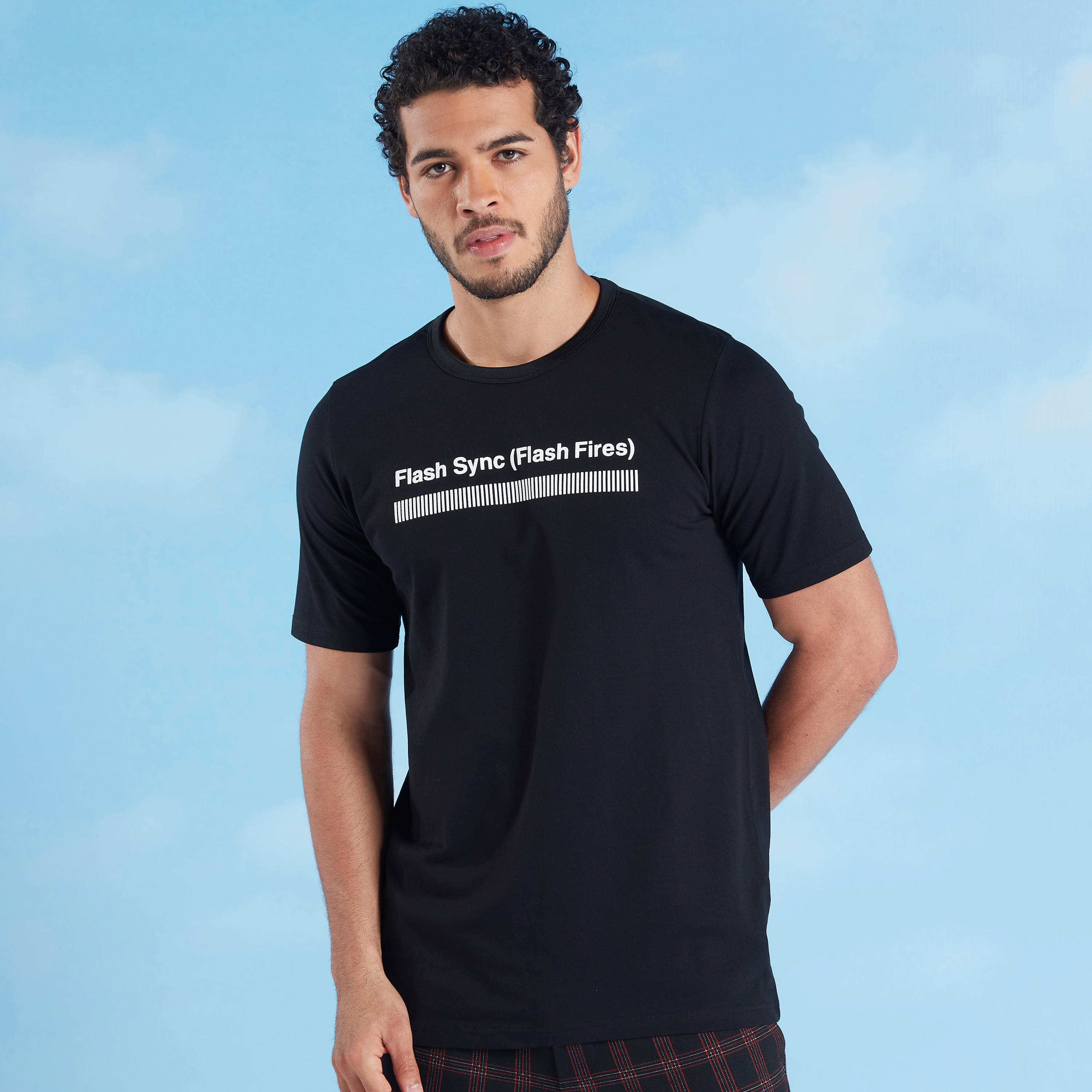 تيشيرت بياقة ضيّقة وأكمام قصيرة وطبعات تايبوجرافيك-men-clothing-tshirtsandpolos-tshirts-image-1