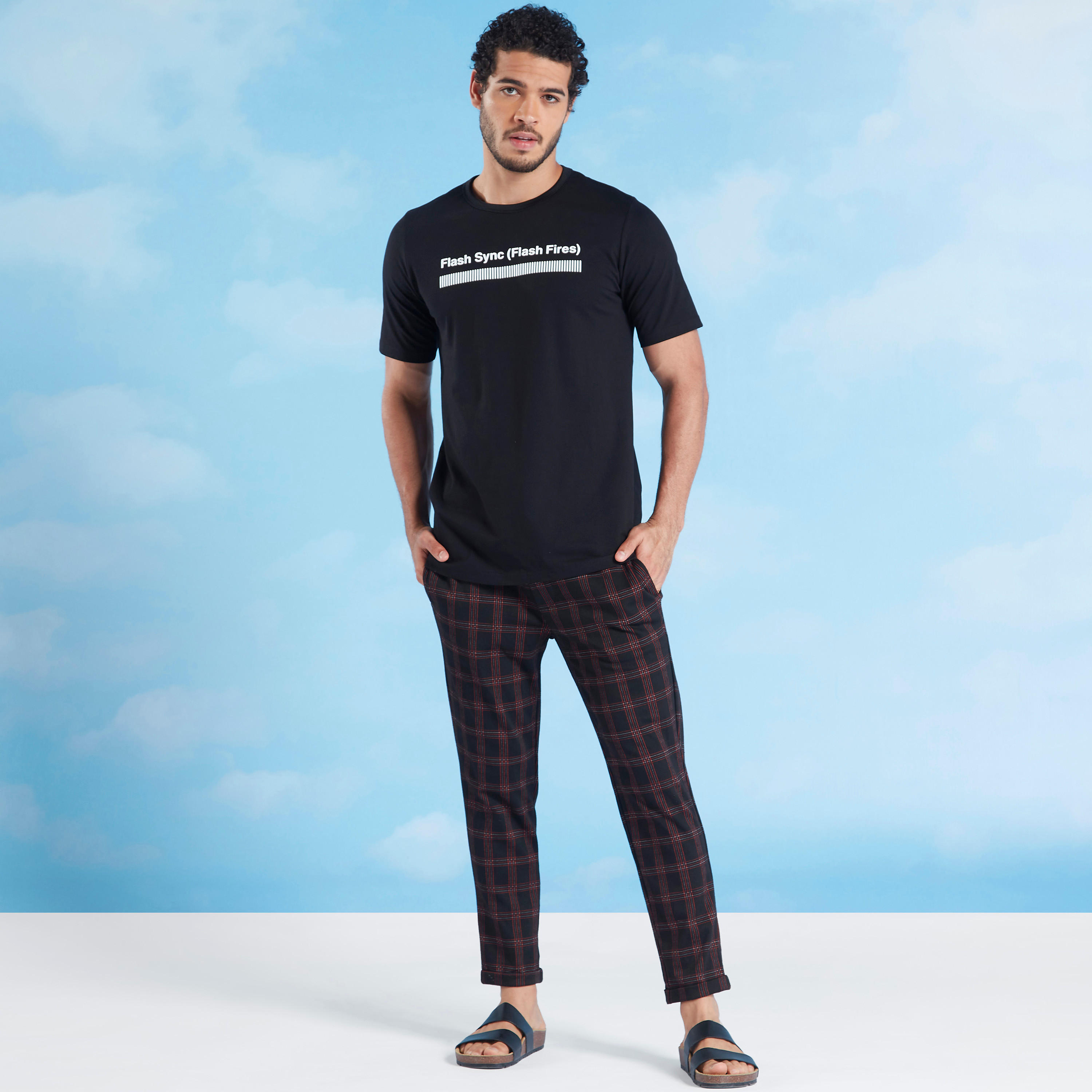 تيشيرت بياقة ضيّقة وأكمام قصيرة وطبعات تايبوجرافيك-men-clothing-tshirtsandpolos-tshirts-image-2