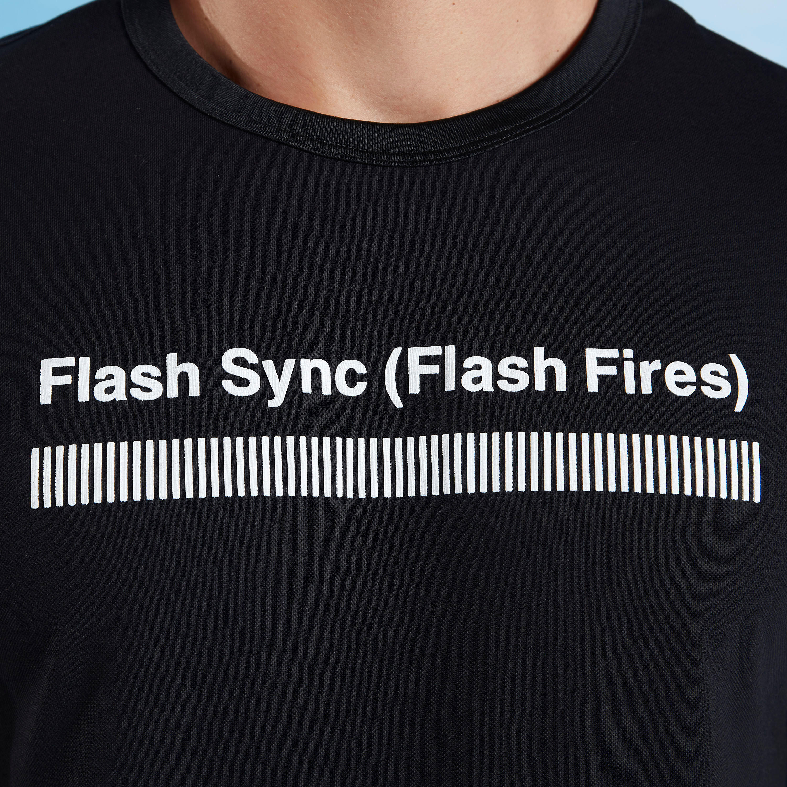 تيشيرت بياقة ضيّقة وأكمام قصيرة وطبعات تايبوجرافيك-men-clothing-tshirtsandpolos-tshirts-image-3