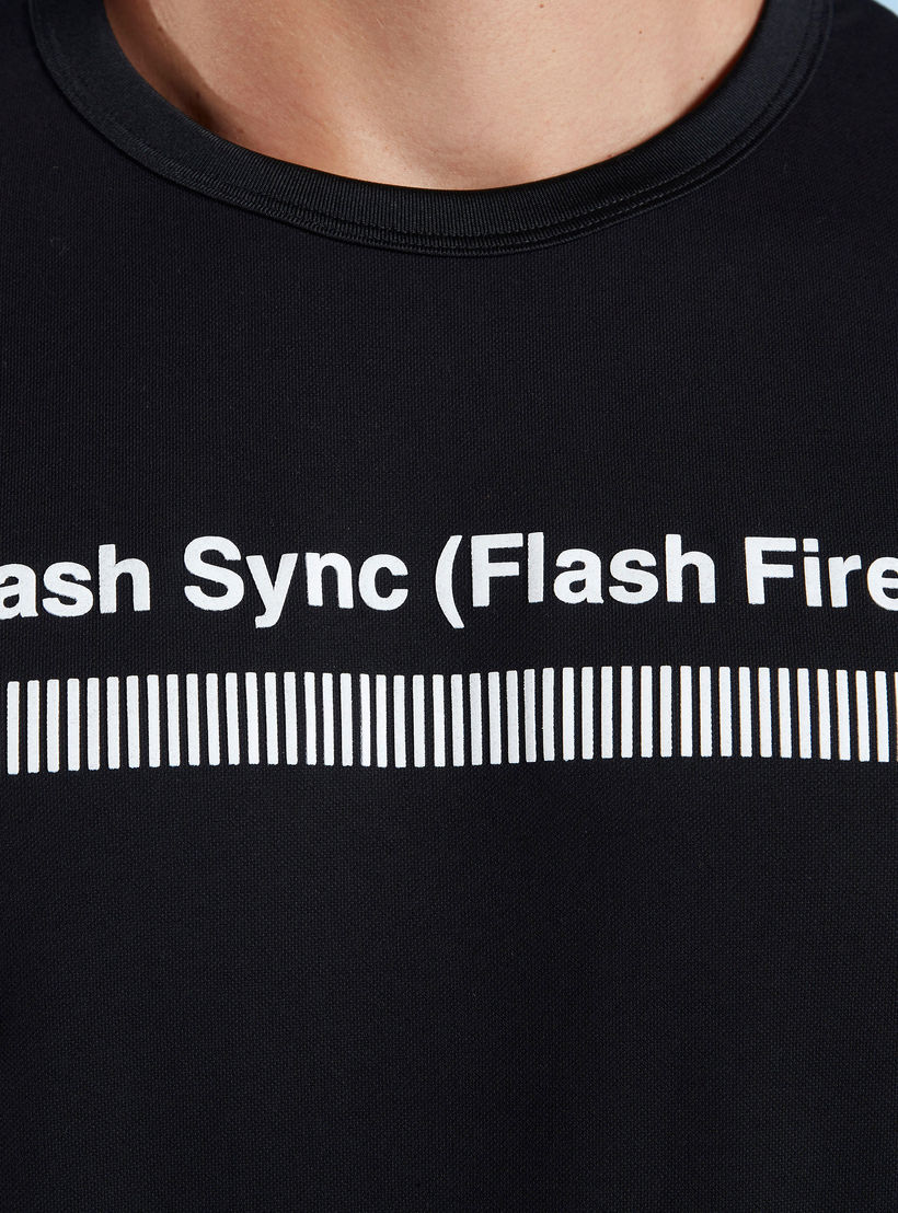 تيشيرت بياقة ضيّقة وأكمام قصيرة وطبعات تايبوجرافيك-men-clothing-tshirtsandpolos-tshirts-image-3