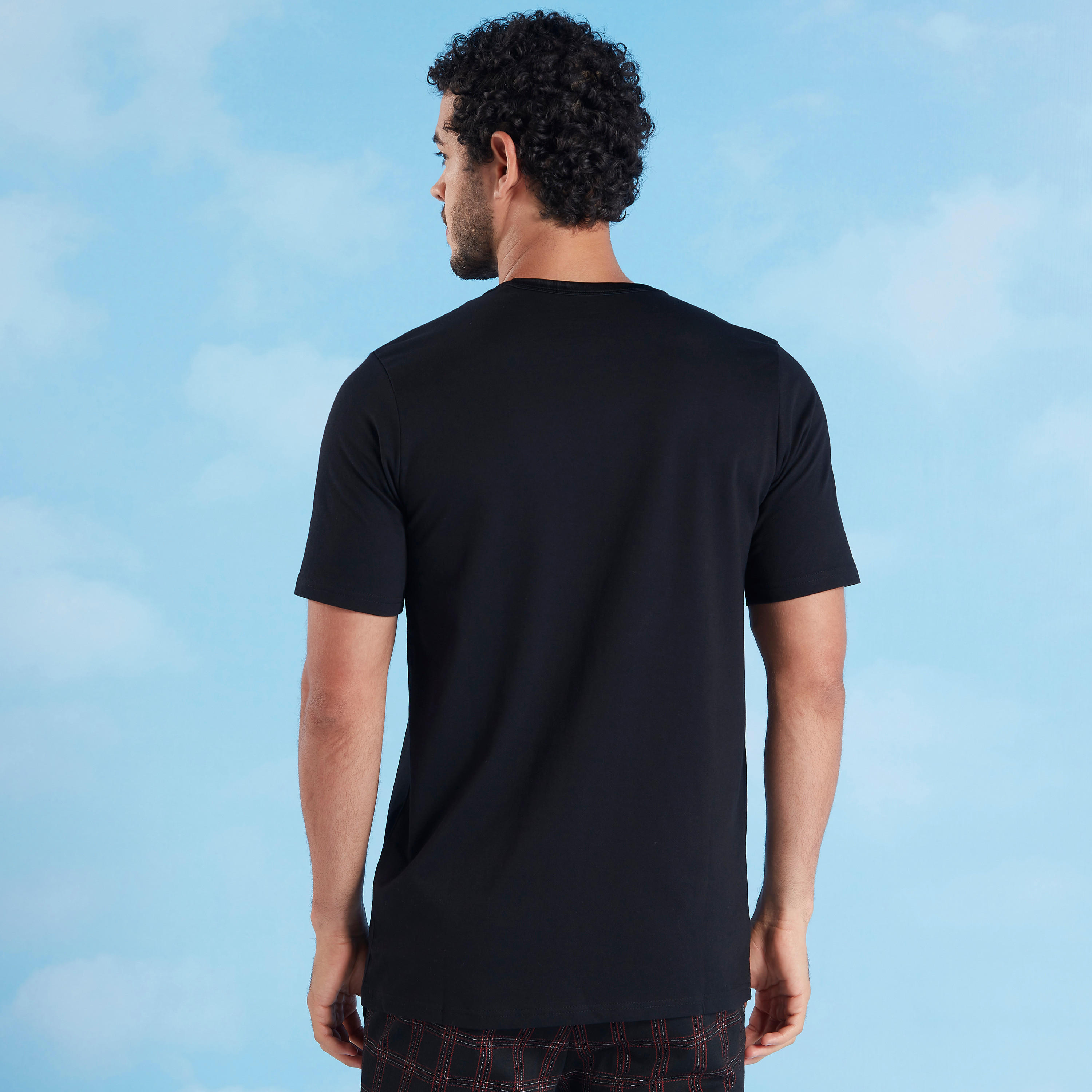 تيشيرت بياقة ضيّقة وأكمام قصيرة وطبعات تايبوجرافيك-men-clothing-tshirtsandpolos-tshirts-image-4
