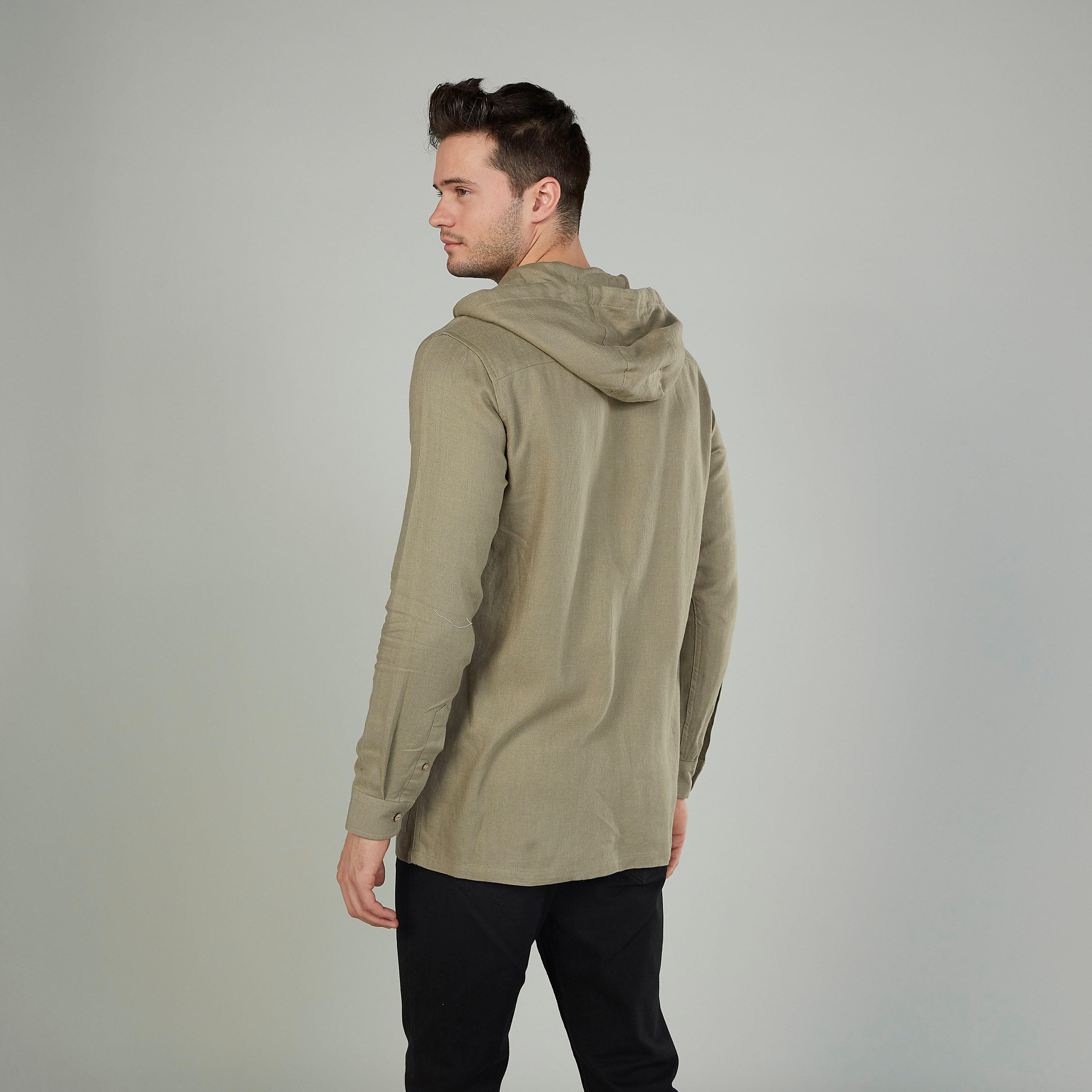 قميص سليم سادة بقبّعة وأكمام طويلة-men-winterwear-hoodiesandsweatshirts-image-4
