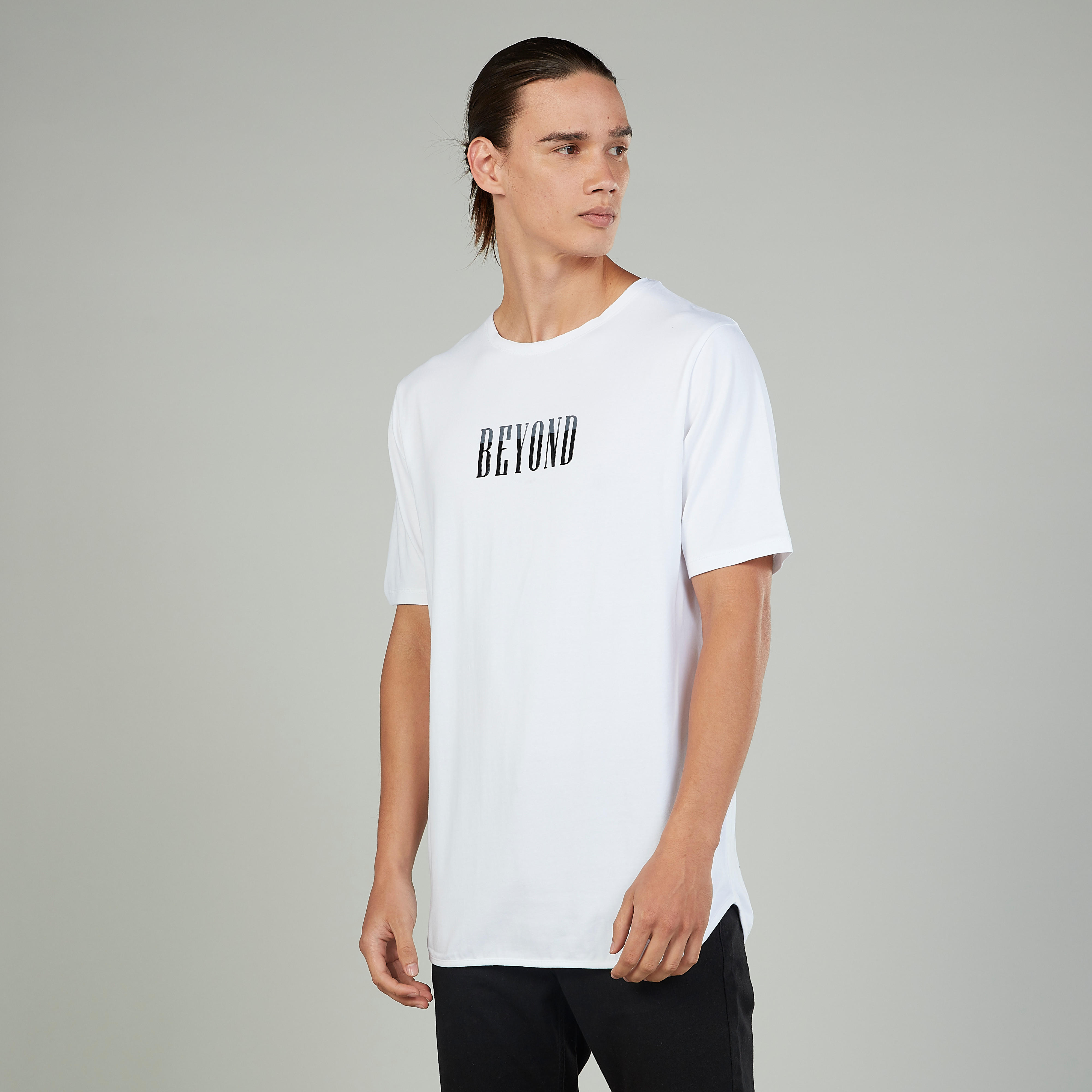 تيشيرت بياقة مستديرة وأكمام قصيرة وطبعات تايبوجرافيك-men-clothing-tshirtsandpolos-tshirts-image-5