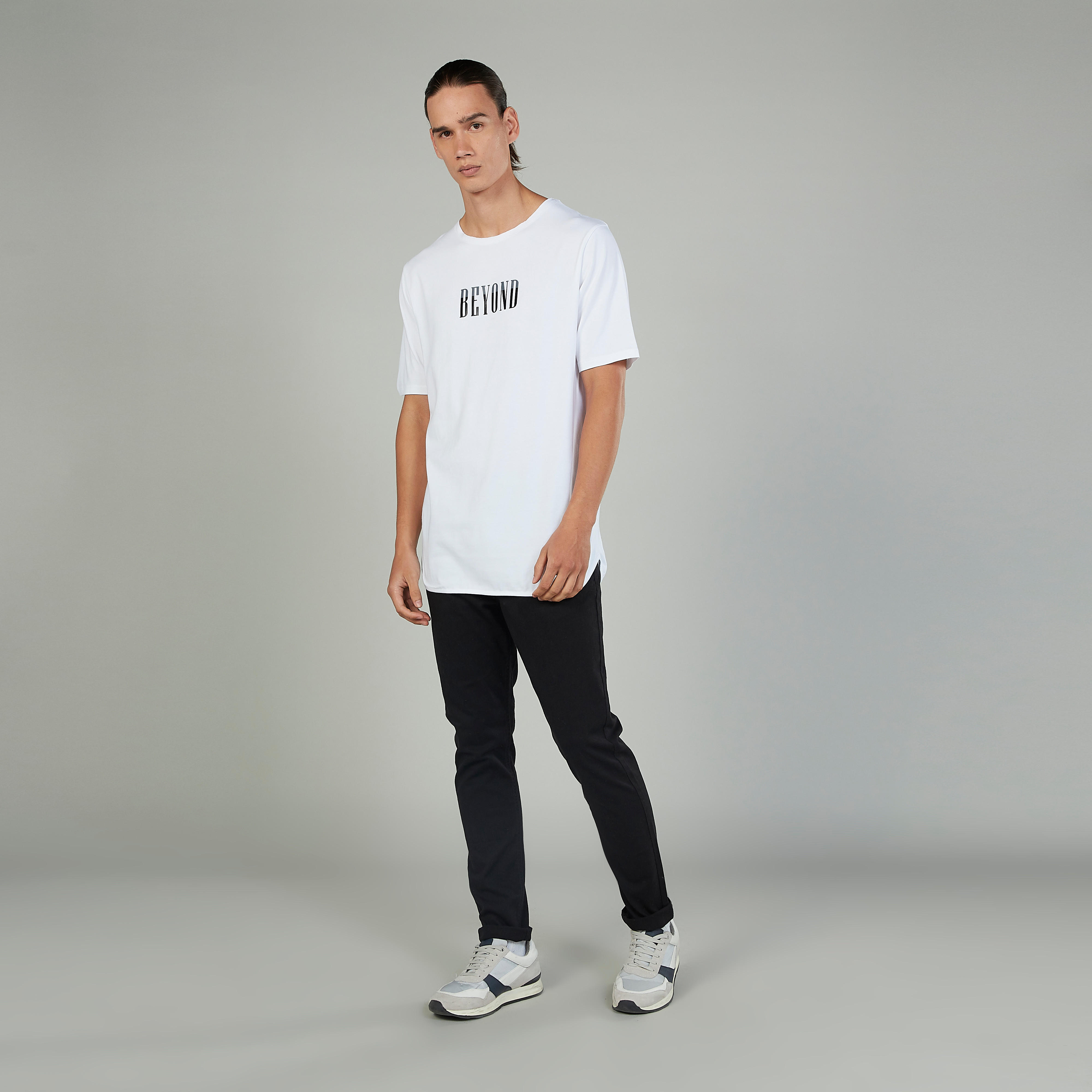 تيشيرت بياقة مستديرة وأكمام قصيرة وطبعات تايبوجرافيك-men-clothing-tshirtsandpolos-tshirts-image-2