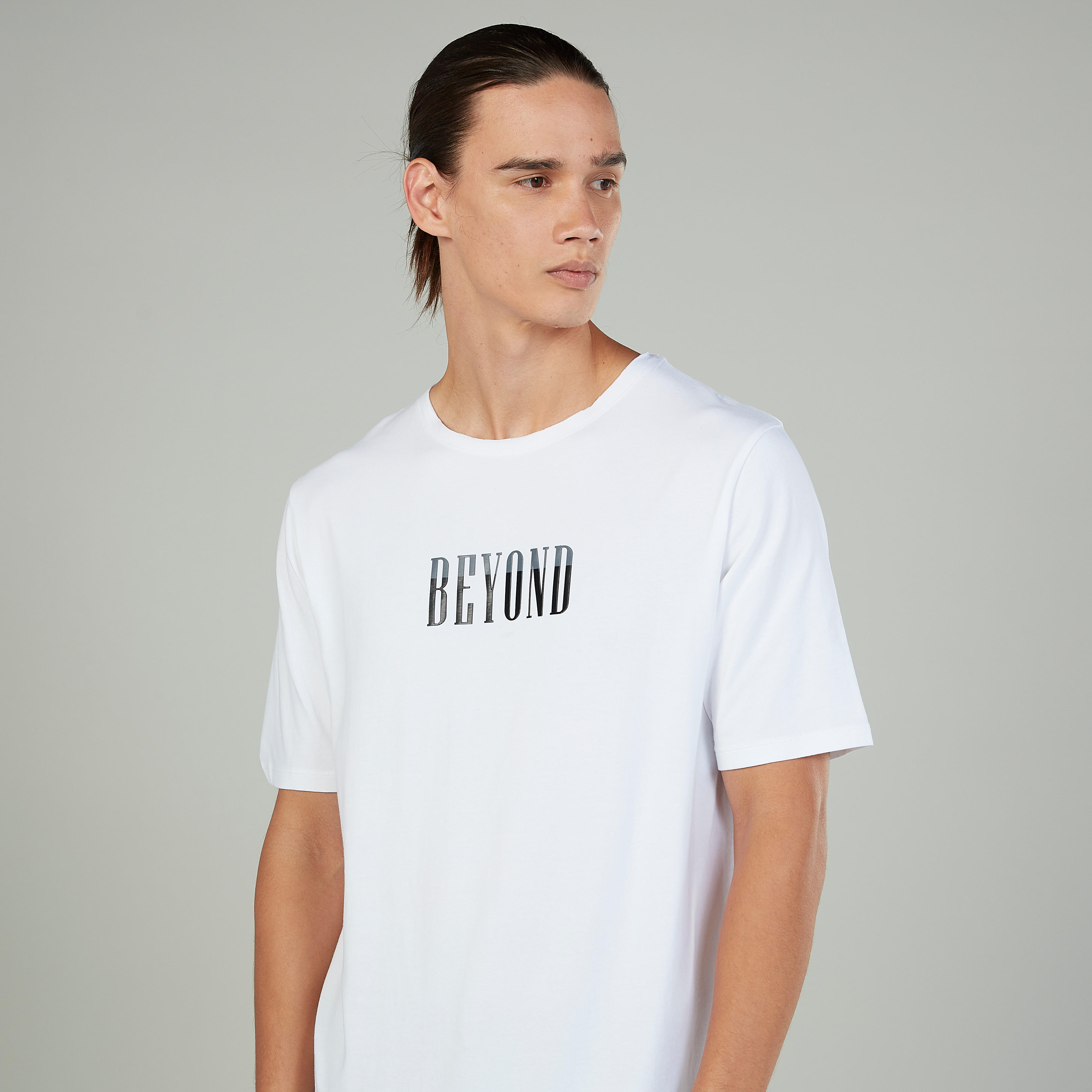 تيشيرت بياقة مستديرة وأكمام قصيرة وطبعات تايبوجرافيك-men-clothing-tshirtsandpolos-tshirts-image-3