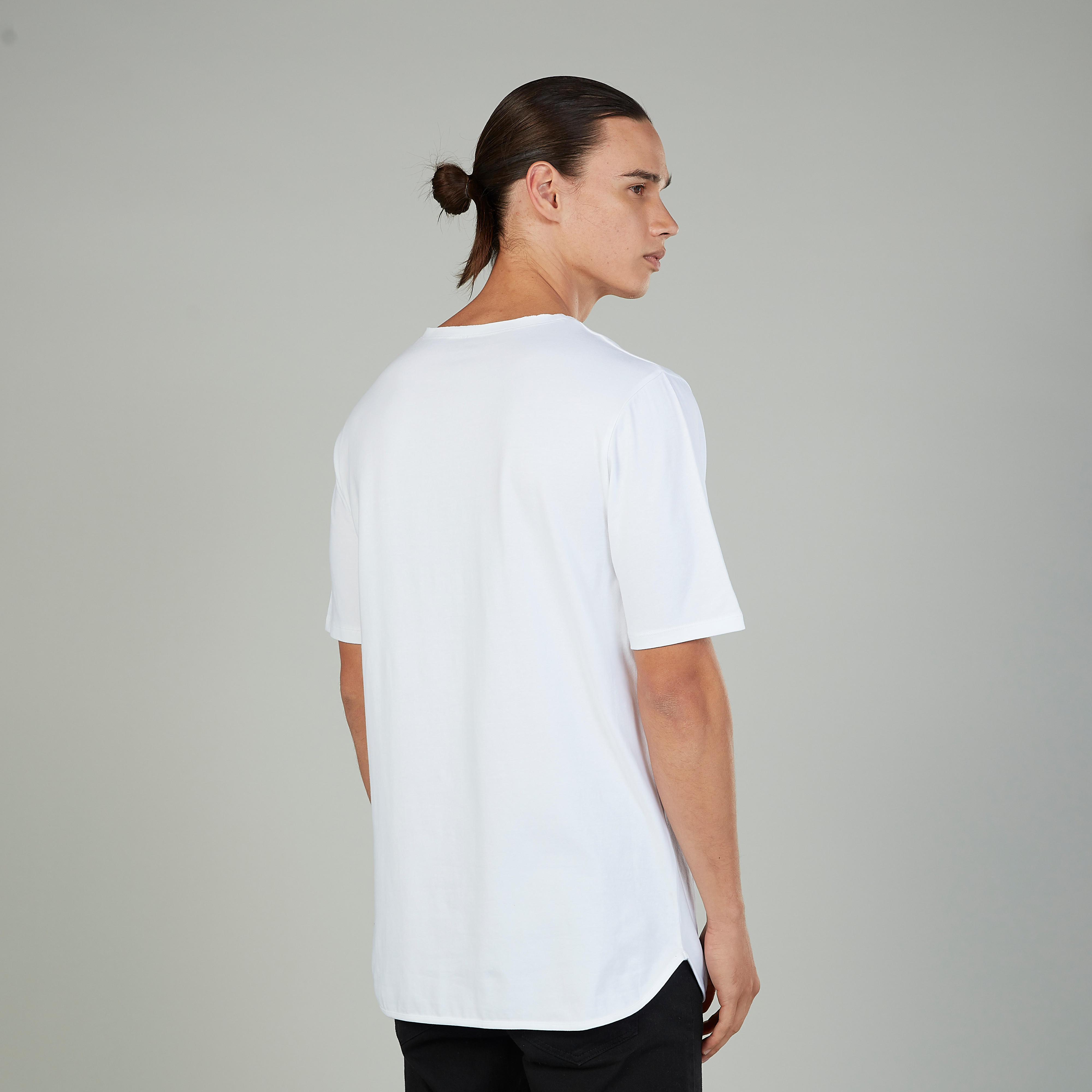 تيشيرت بياقة مستديرة وأكمام قصيرة وطبعات تايبوجرافيك-men-clothing-tshirtsandpolos-tshirts-image-2