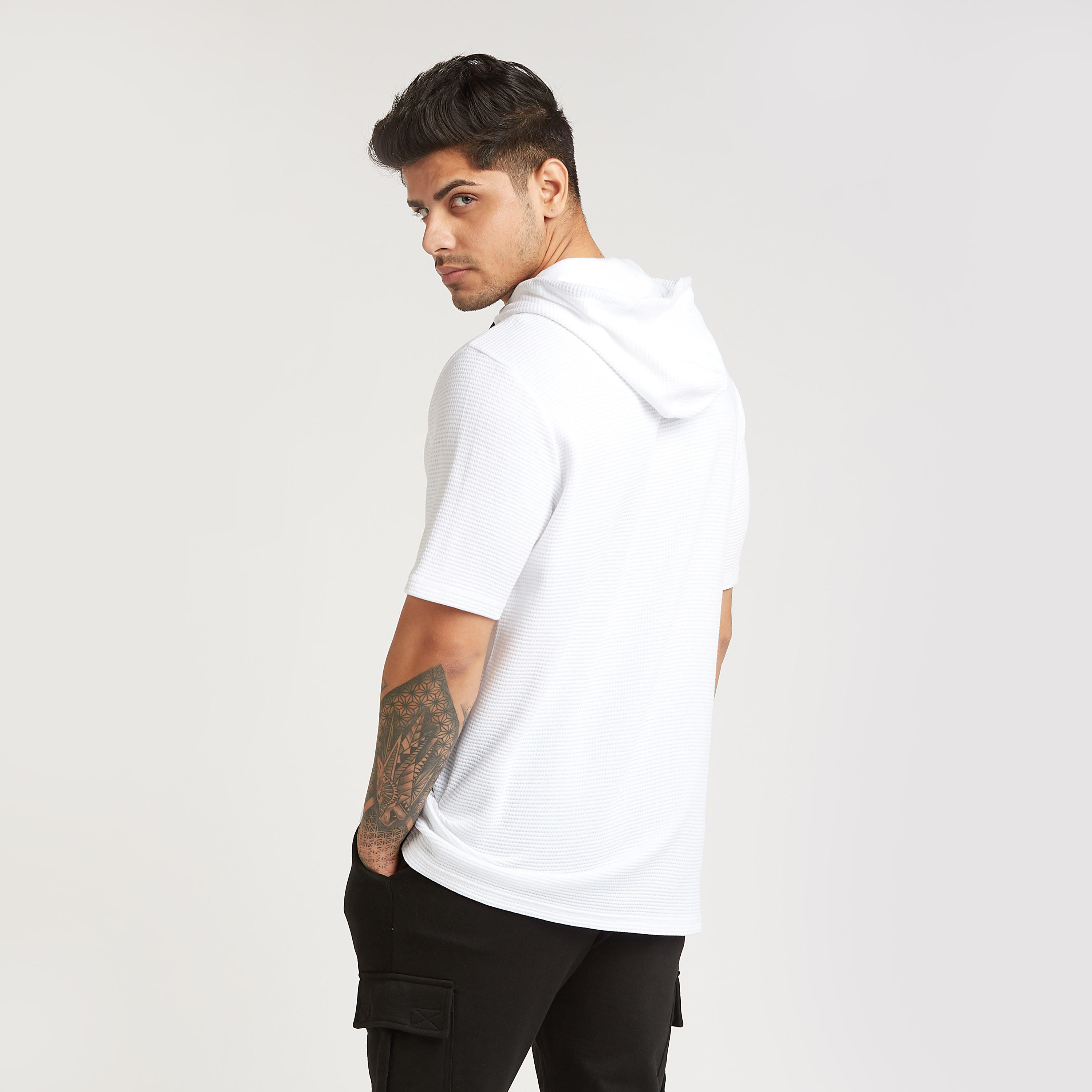 تيشيرت بقبّعة وأكمام قصيرة وطبعات-men-clothing-tshirtsandpolos-tshirts-image-4