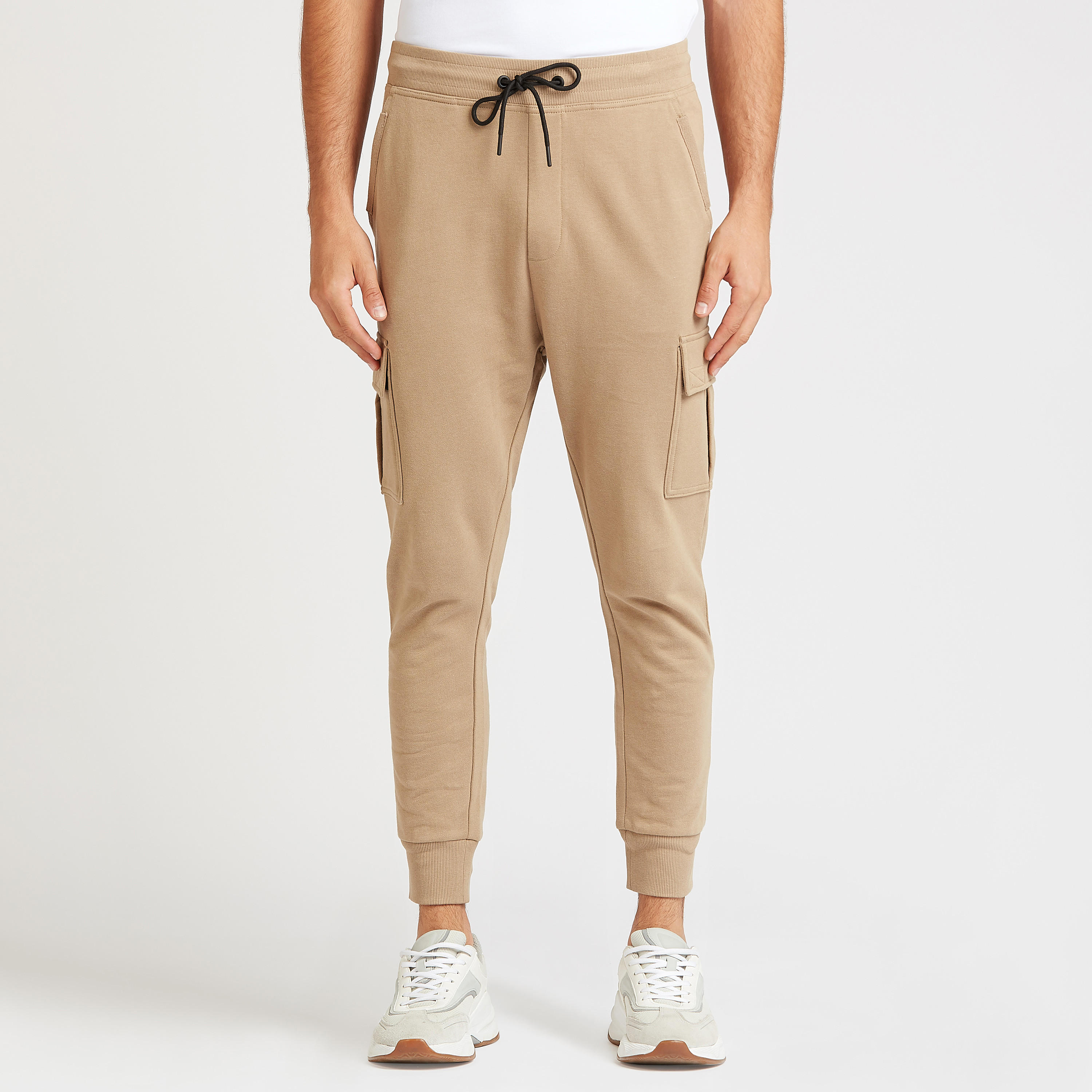 بنطلون رياضي كارجو طويل بقصة سكيني بخصر متوسط الارتفاع وجيوب-men-clothing-bottoms-joggers-image-1