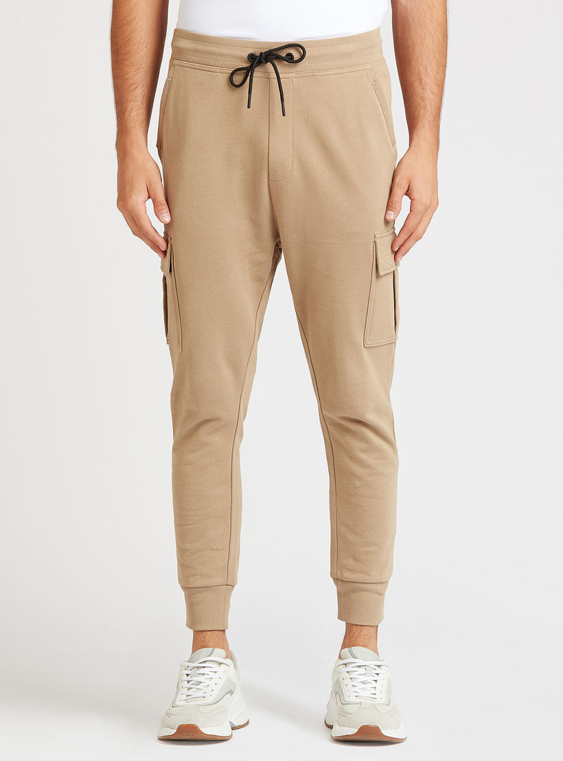 بنطلون رياضي كارجو طويل بقصة سكيني بخصر متوسط الارتفاع وجيوب-men-clothing-bottoms-joggers-image-1