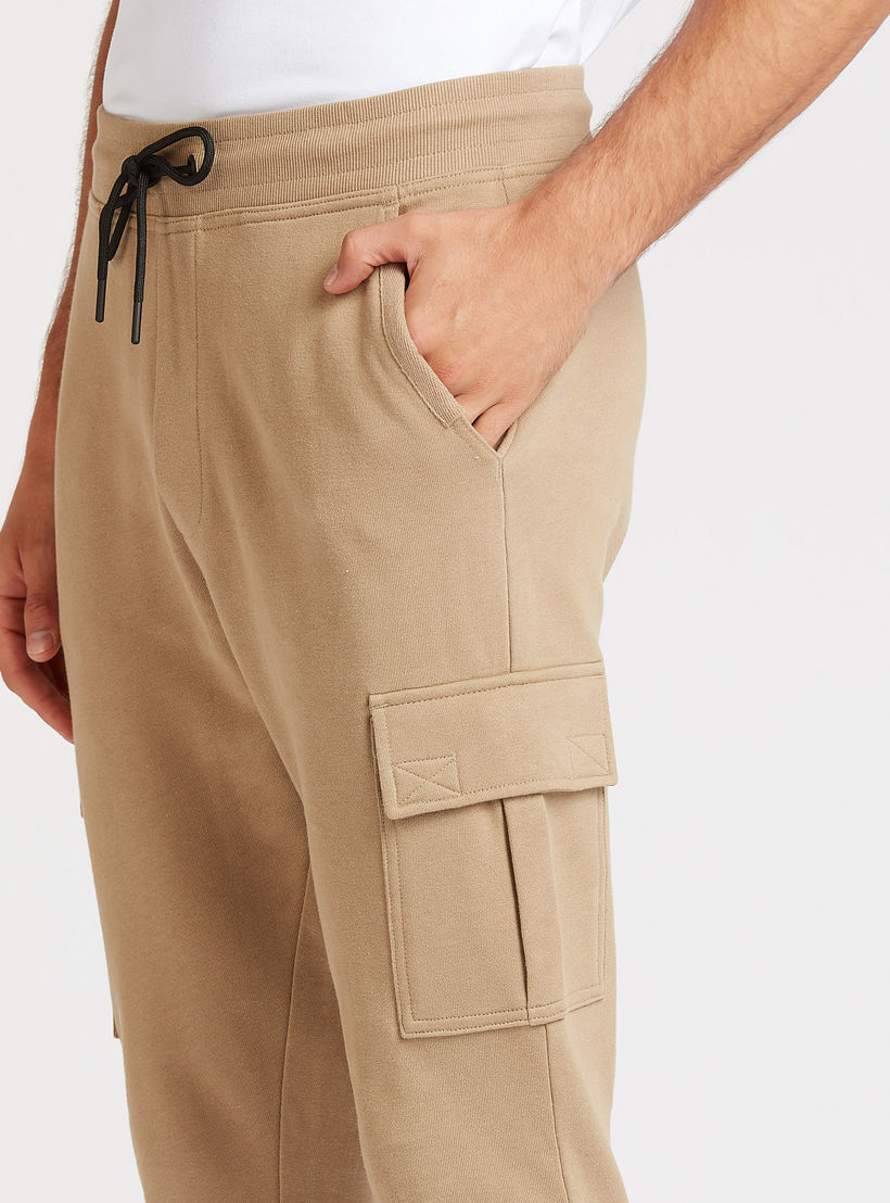 بنطلون رياضي كارجو طويل بقصة سكيني بخصر متوسط الارتفاع وجيوب-men-clothing-bottoms-joggers-image-3