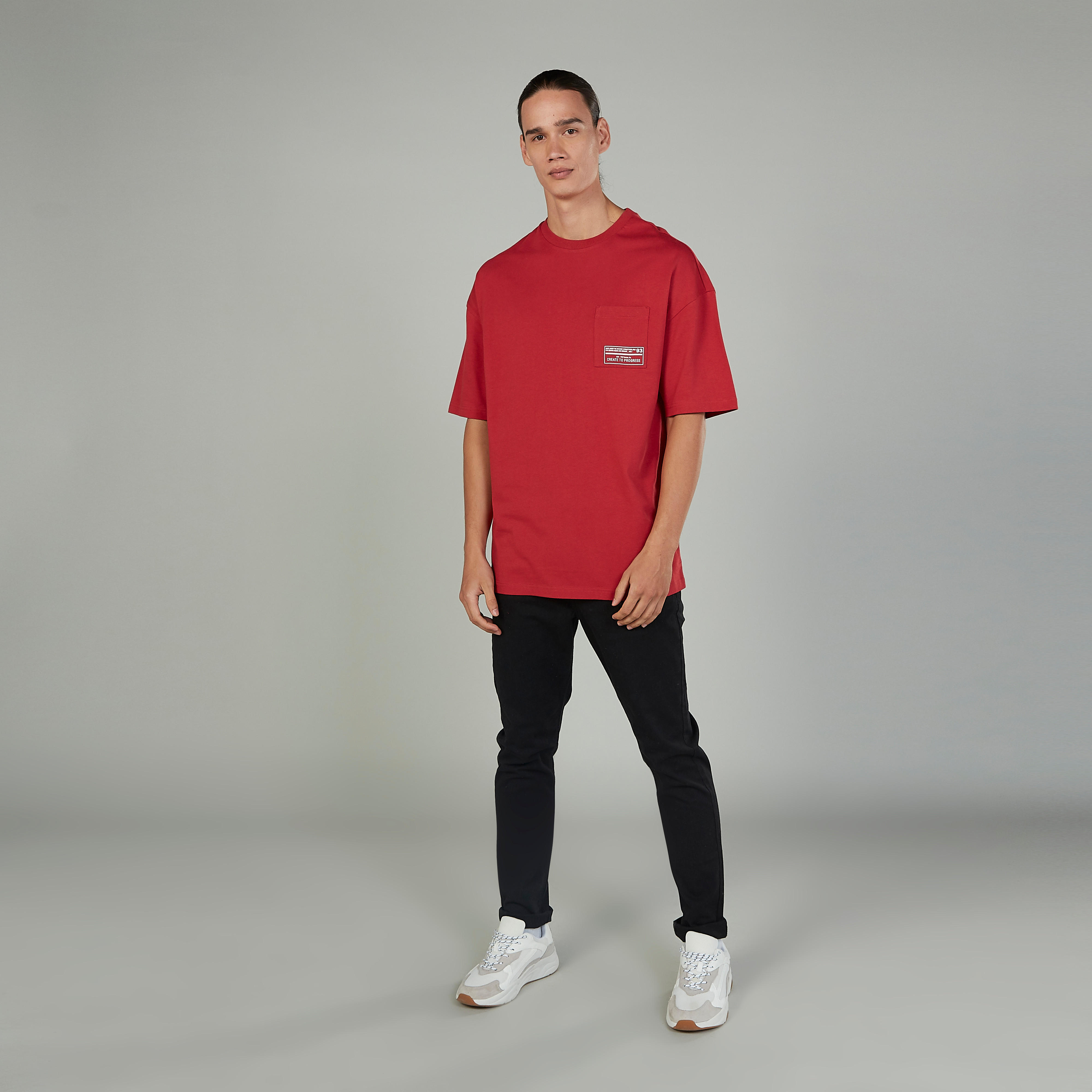 تيشيرت بياقة مستديرة وأكمام قصيرة وطبعات-men-clothing-tshirtsandpolos-tshirts-image-2