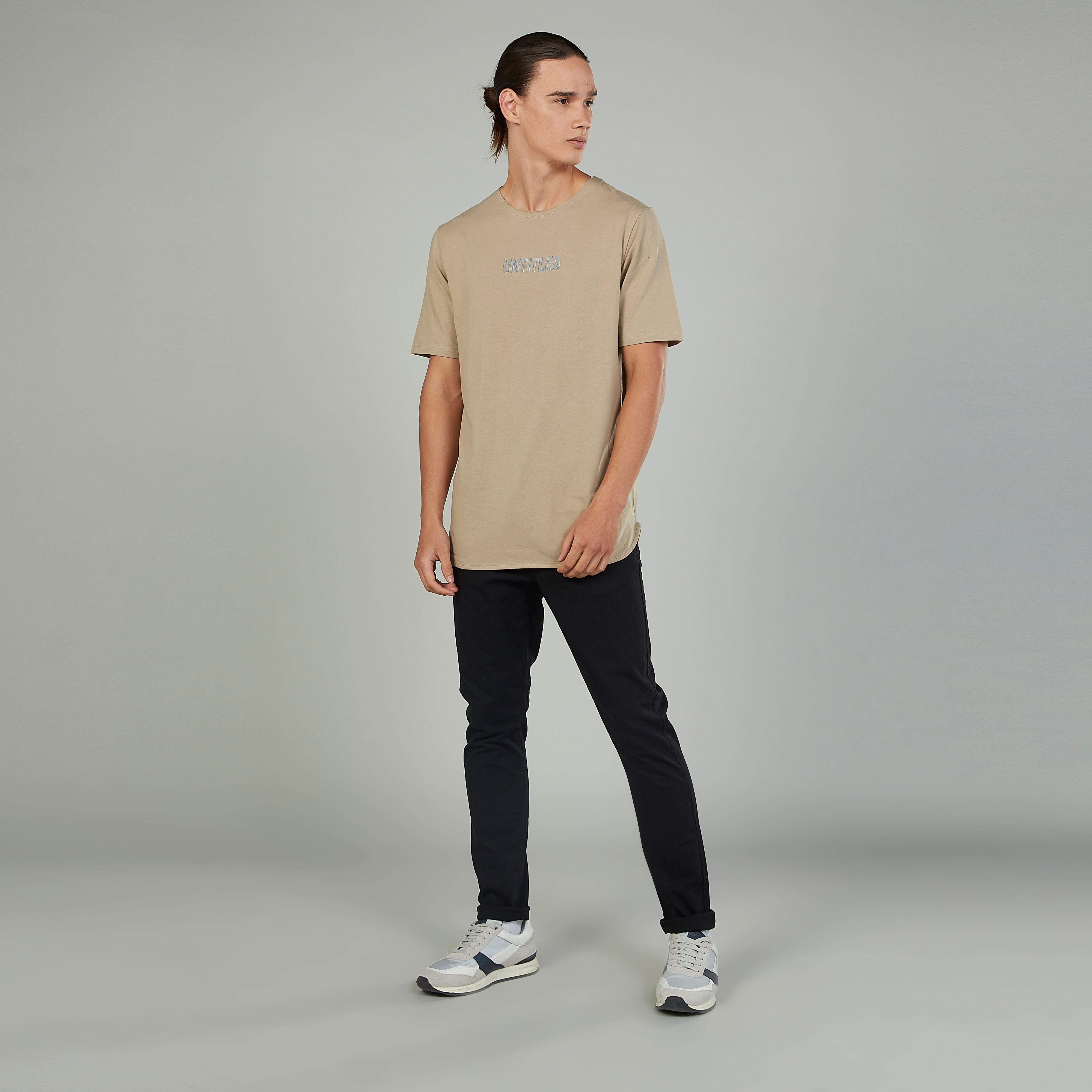تيشيرت بياقة مستديرة وأكمام قصيرة وطبعات تايبوجرافيك-men-clothing-tshirtsandpolos-tshirts-image-7