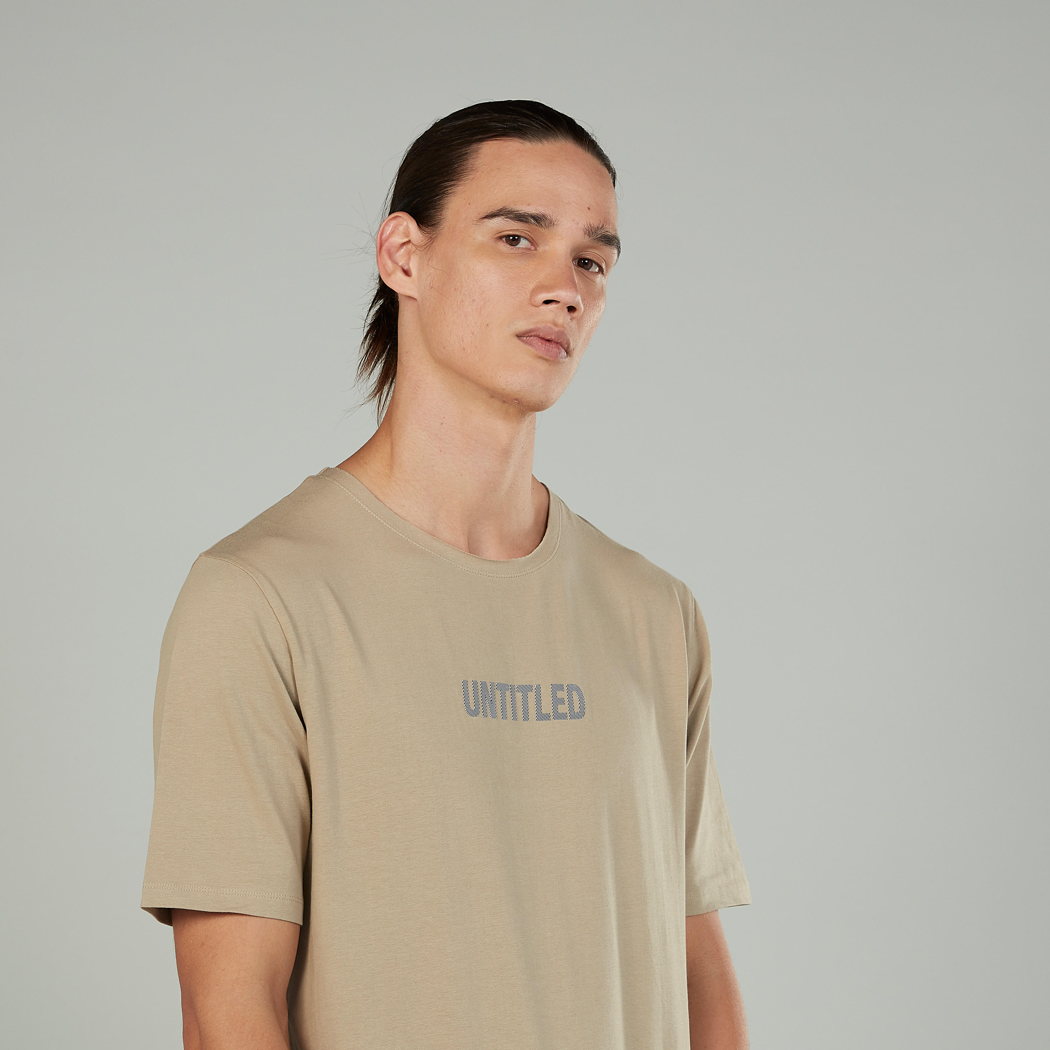تيشيرت بياقة مستديرة وأكمام قصيرة وطبعات تايبوجرافيك-men-clothing-tshirtsandpolos-tshirts-image-8