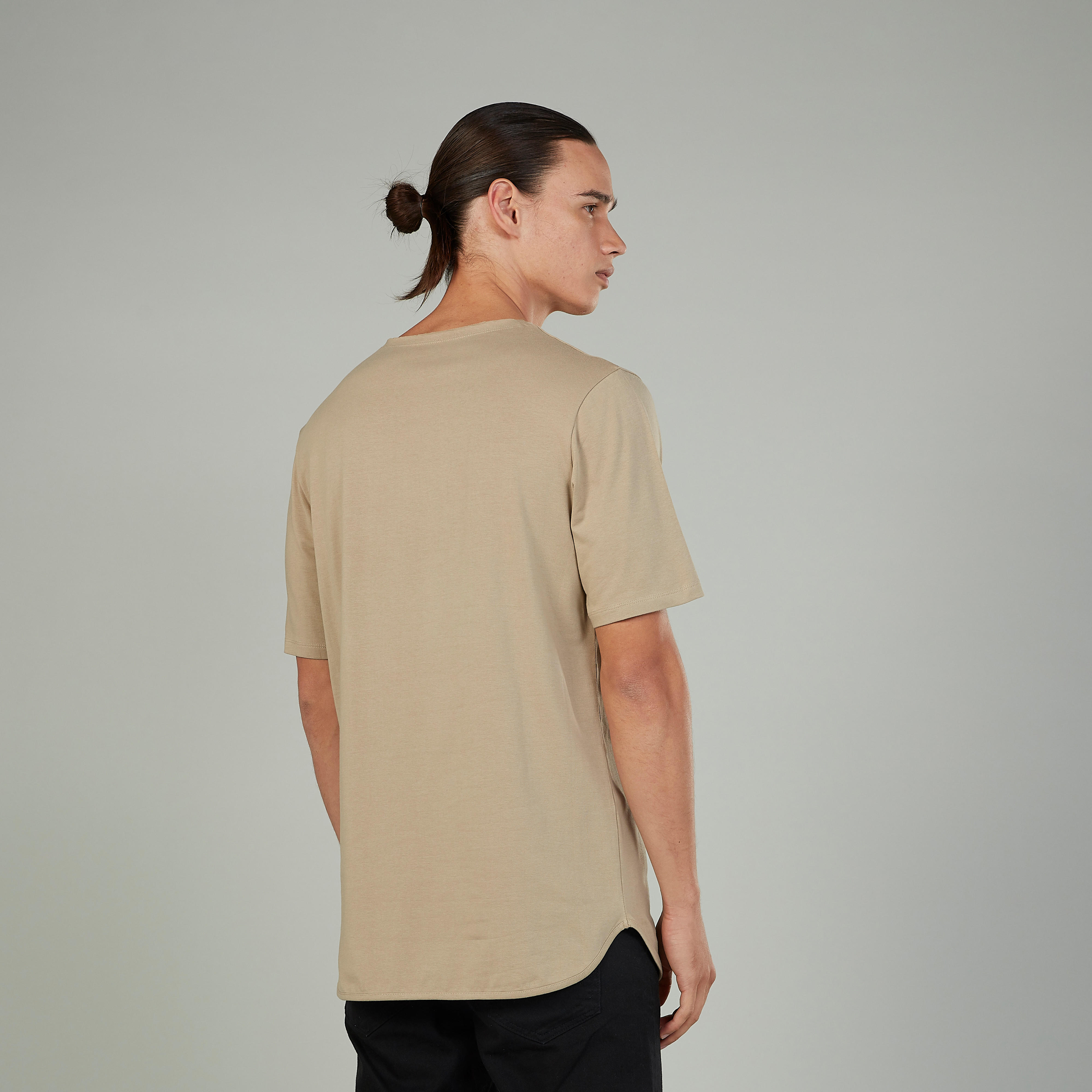 تيشيرت بياقة مستديرة وأكمام قصيرة وطبعات تايبوجرافيك-men-clothing-tshirtsandpolos-tshirts-image-9