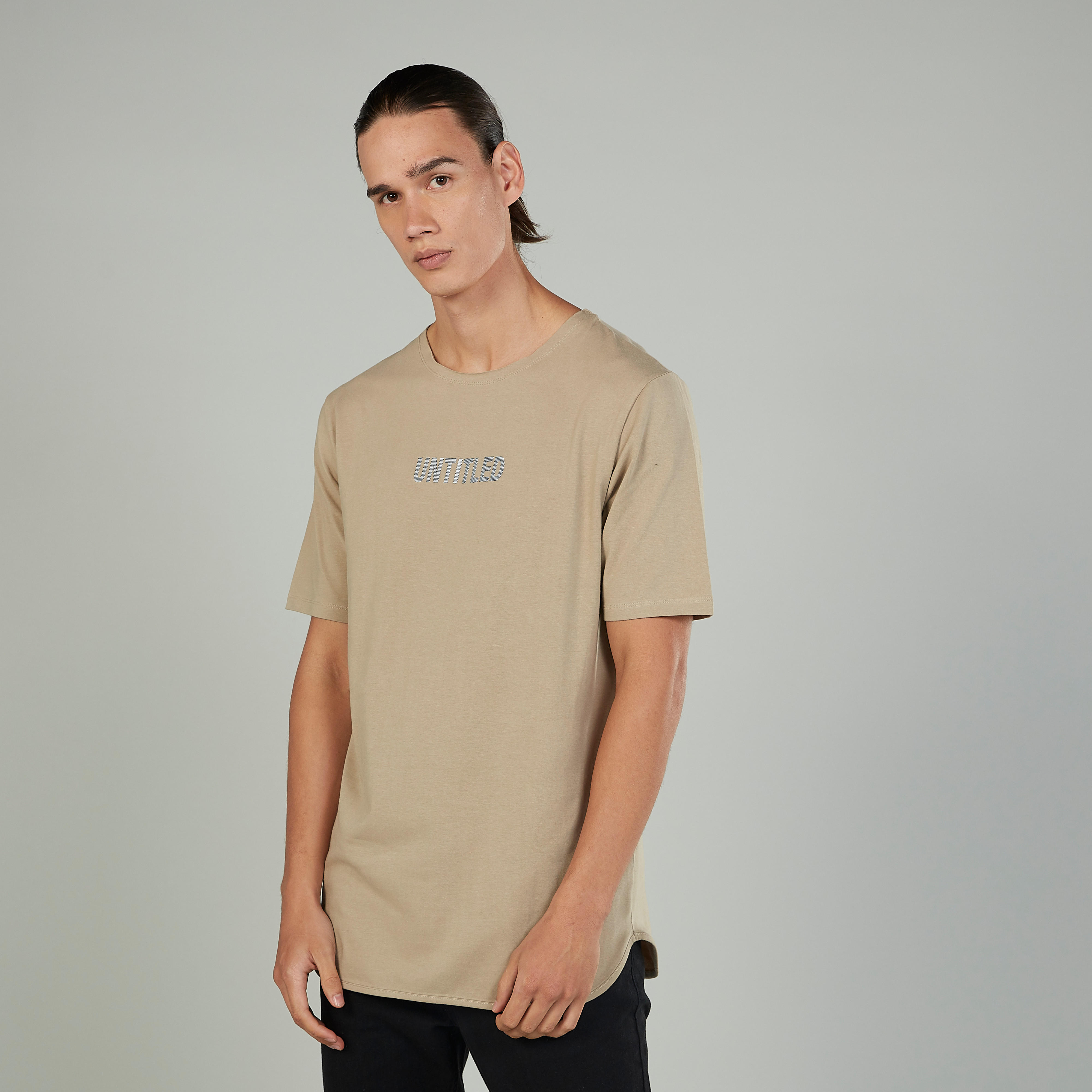 تيشيرت بياقة مستديرة وأكمام قصيرة وطبعات تايبوجرافيك-men-clothing-tshirtsandpolos-tshirts-image-10