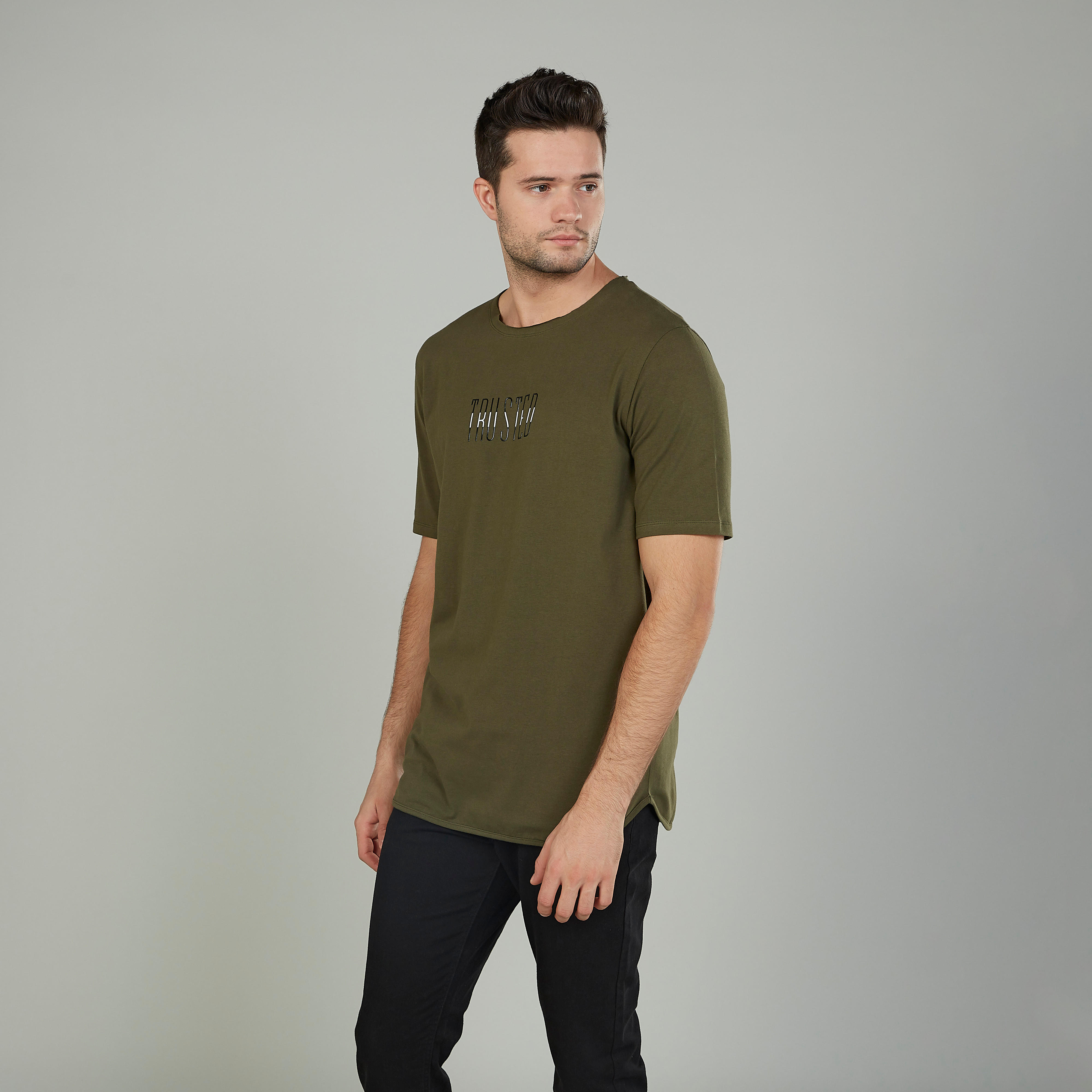 تيشيرت بياقة مستديرة وأكمام قصيرة وطبعات تايبوجرافيك-men-clothing-tshirtsandpolos-tshirts-image-12