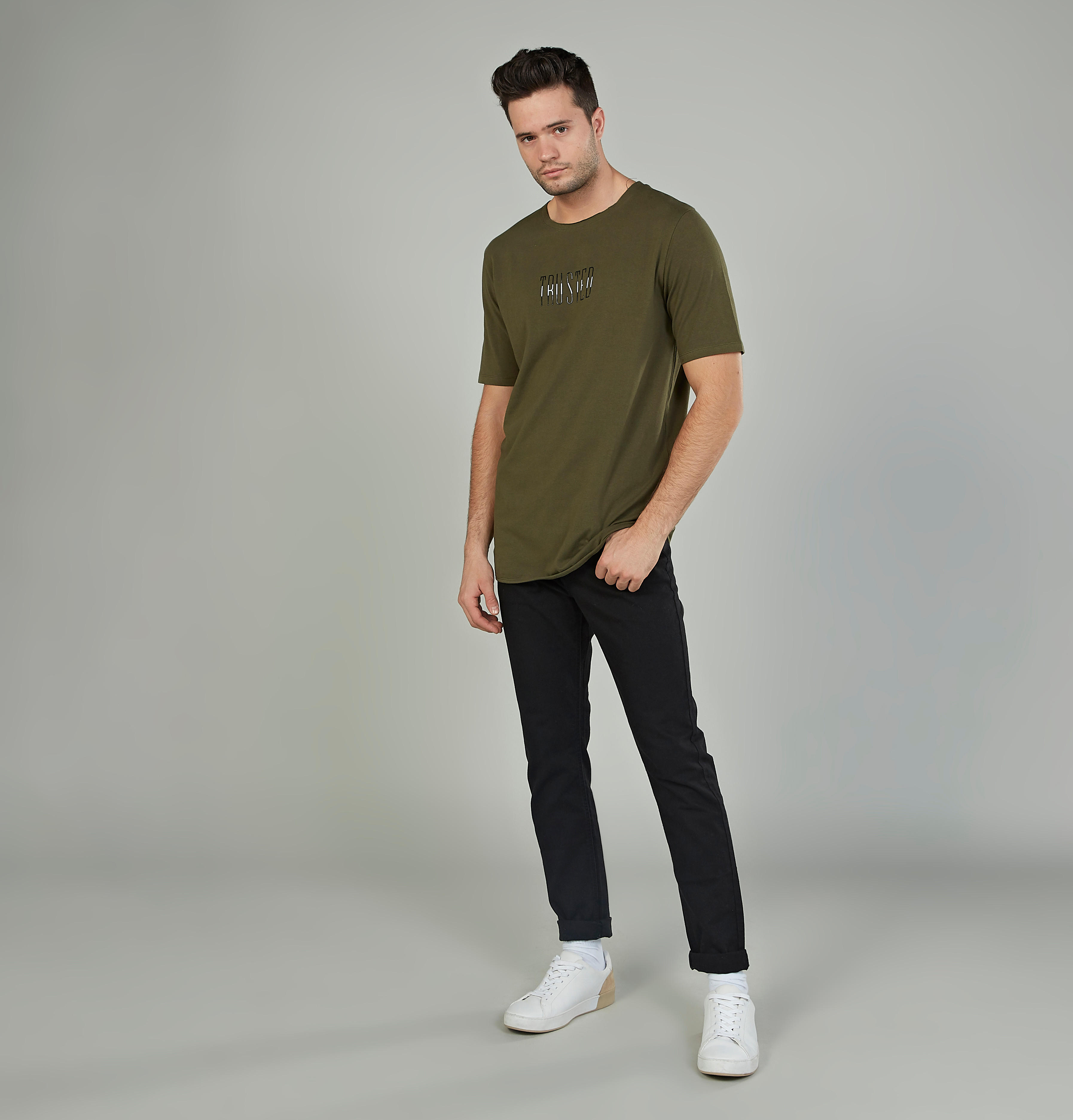 تيشيرت بياقة مستديرة وأكمام قصيرة وطبعات تايبوجرافيك-men-clothing-tshirtsandpolos-tshirts-image-13