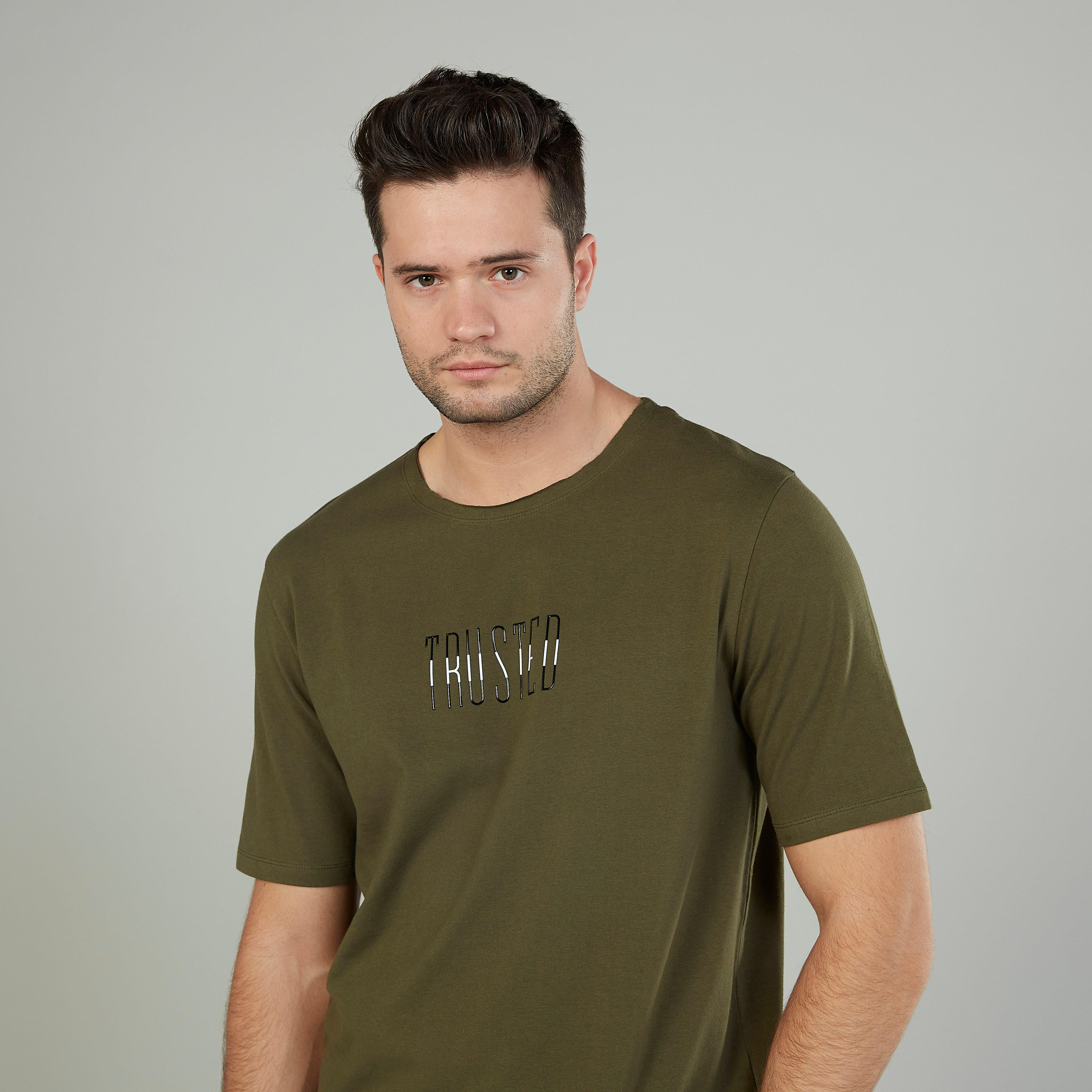 تيشيرت بياقة مستديرة وأكمام قصيرة وطبعات تايبوجرافيك-men-clothing-tshirtsandpolos-tshirts-image-14