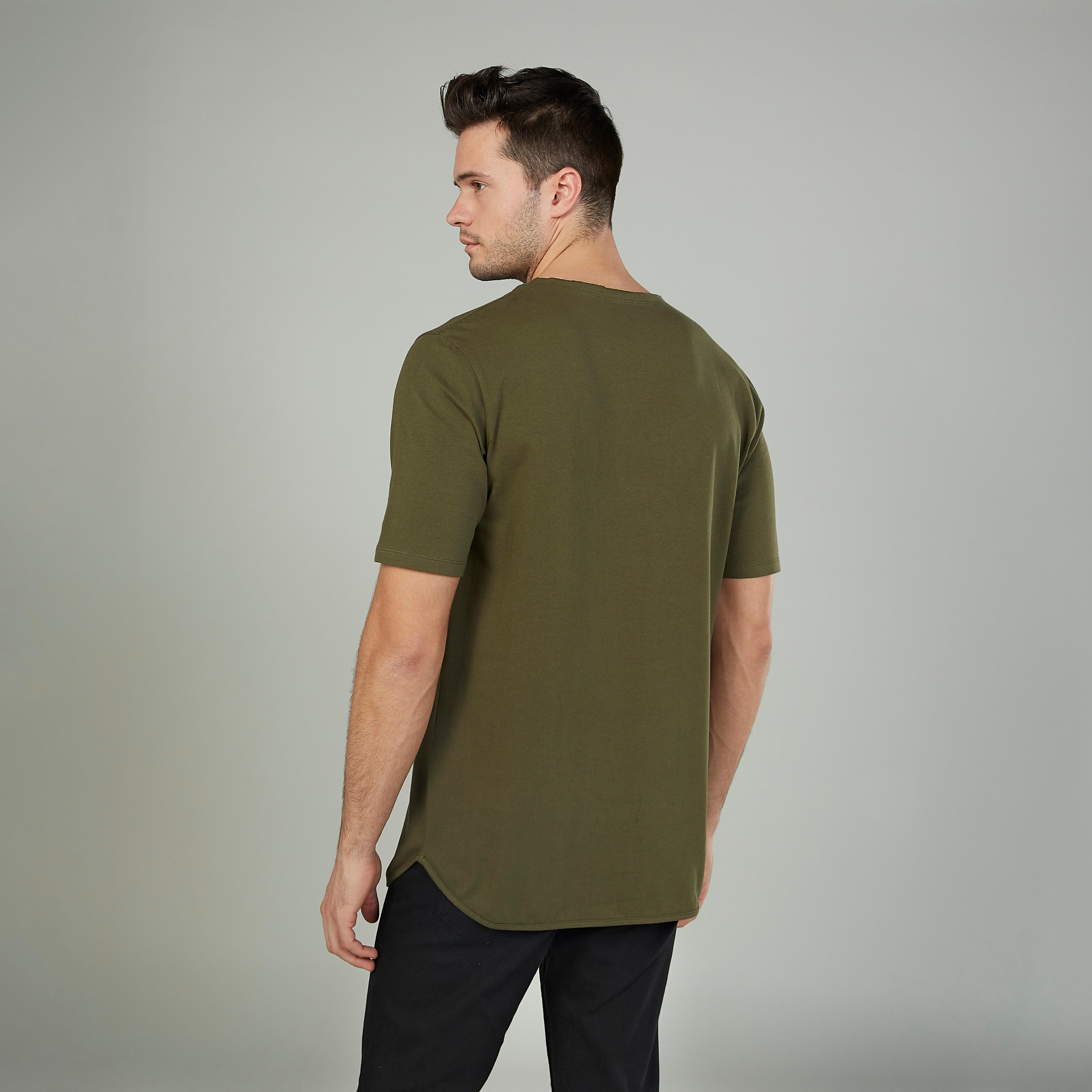 تيشيرت بياقة مستديرة وأكمام قصيرة وطبعات تايبوجرافيك-men-clothing-tshirtsandpolos-tshirts-image-15