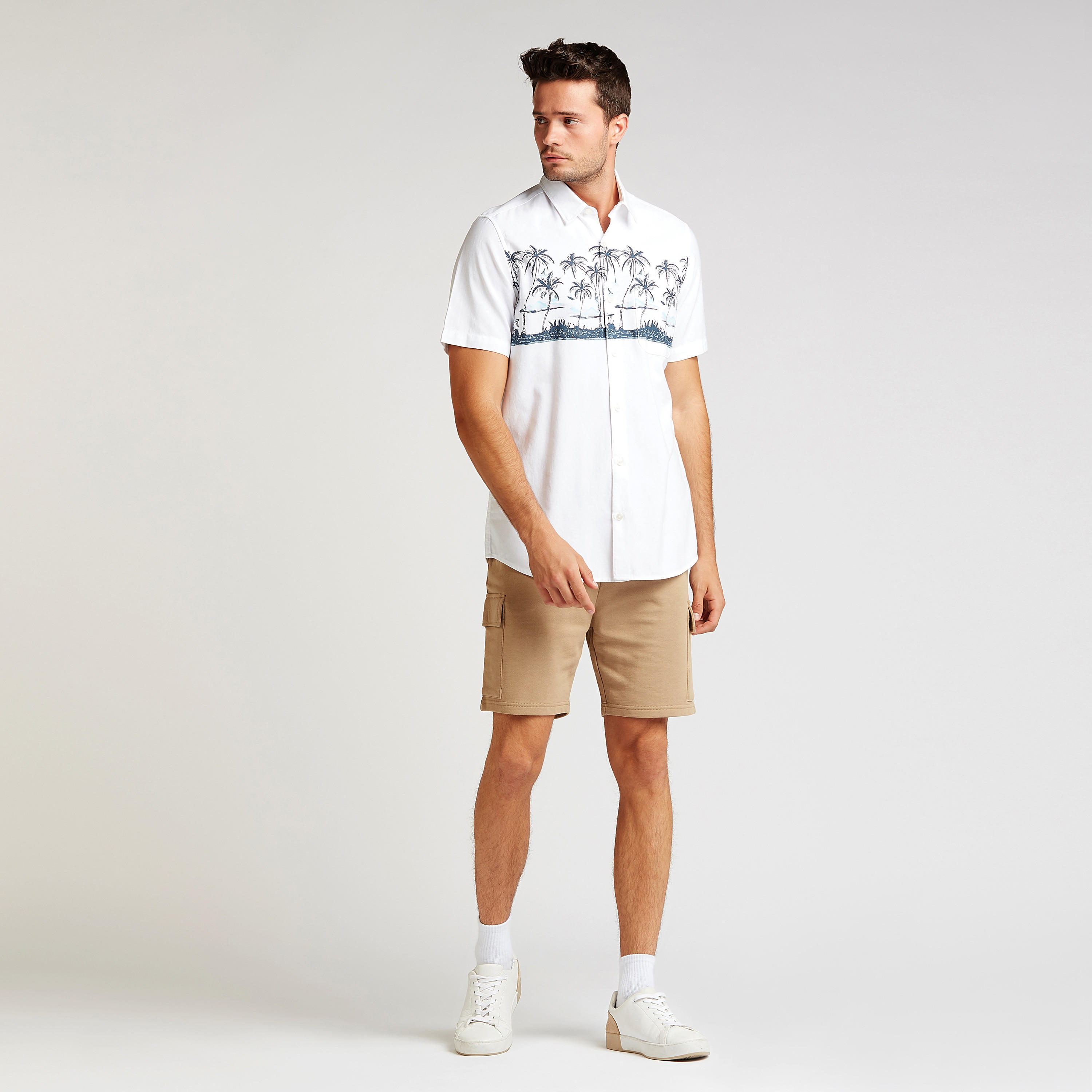 شورت بارز الملمس برباط وتفاصيل جيوب-men-clothing-bottoms-shorts-image-2