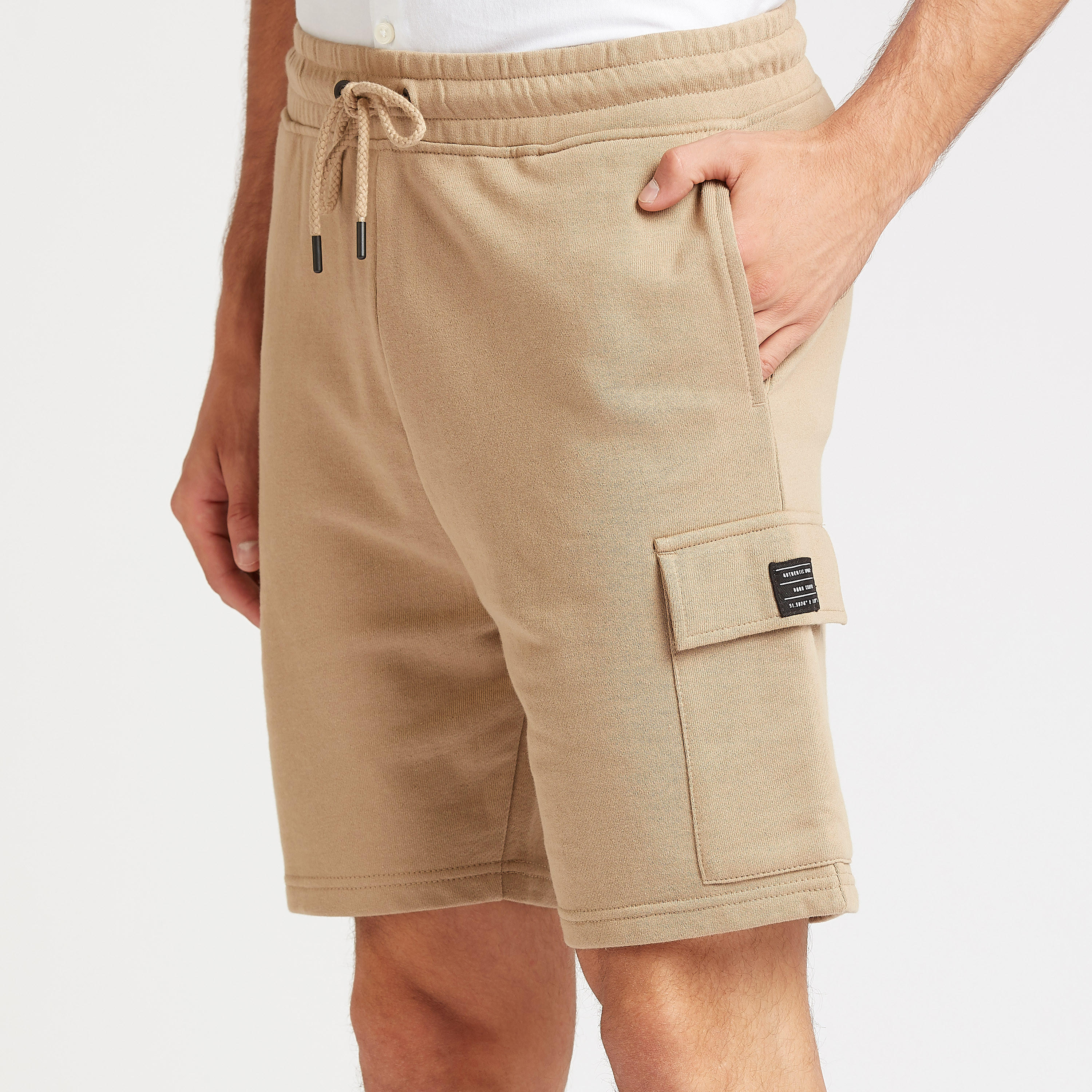 شورت بارز الملمس برباط وتفاصيل جيوب-men-clothing-bottoms-shorts-image-3