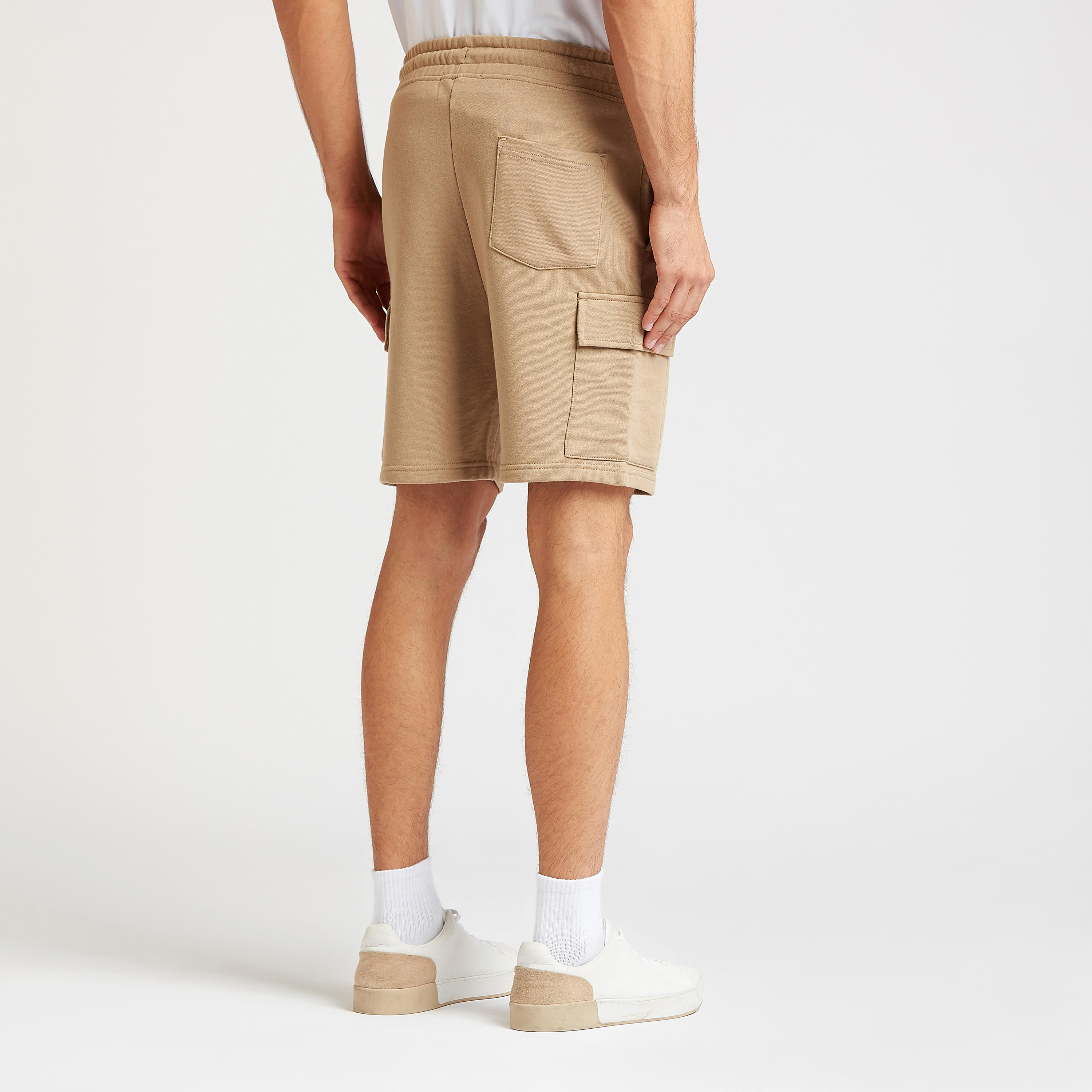شورت بارز الملمس برباط وتفاصيل جيوب-men-clothing-bottoms-shorts-image-4