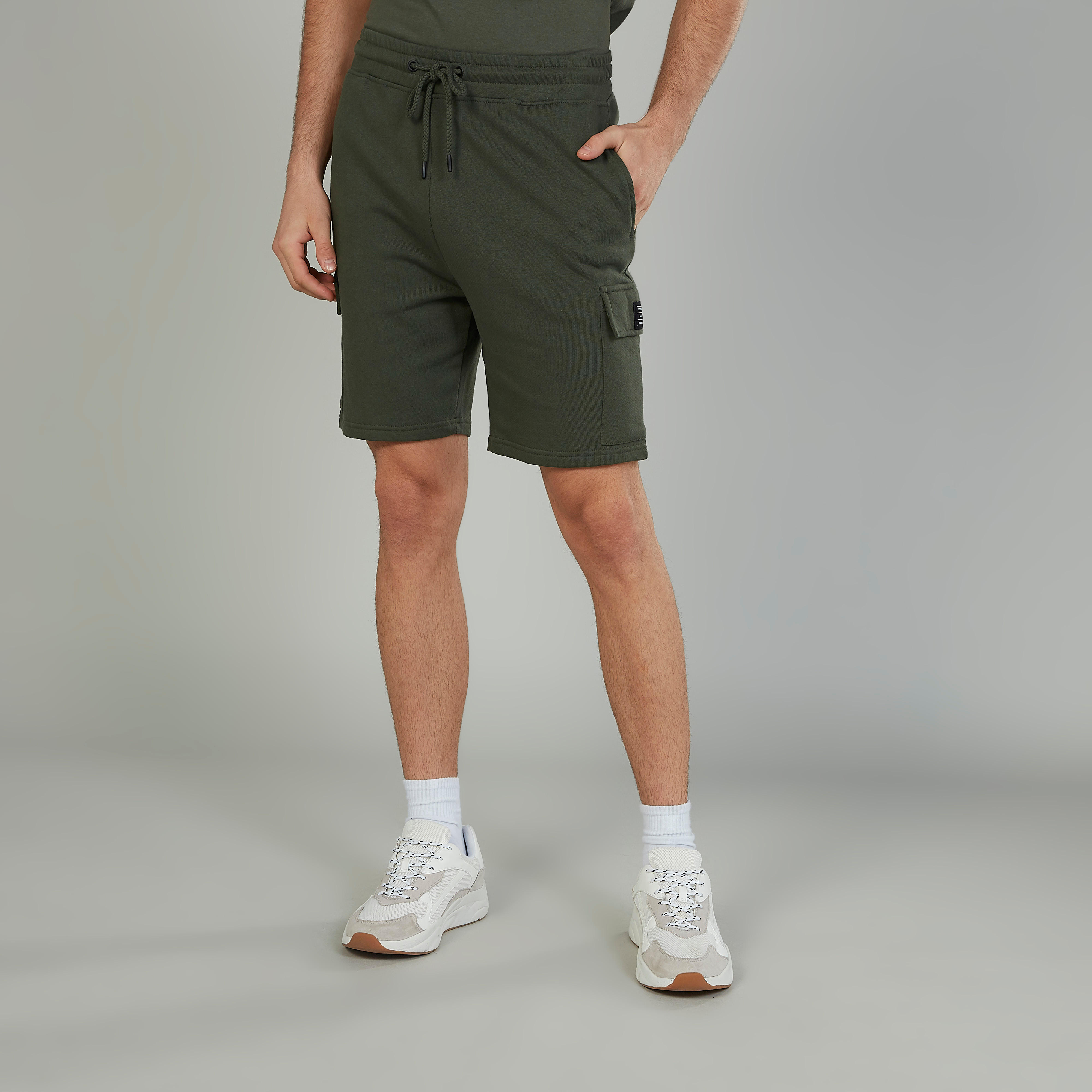 شورت سادة بجيوب وتفاصيل رباط-men-clothing-bottoms-shorts-image-4