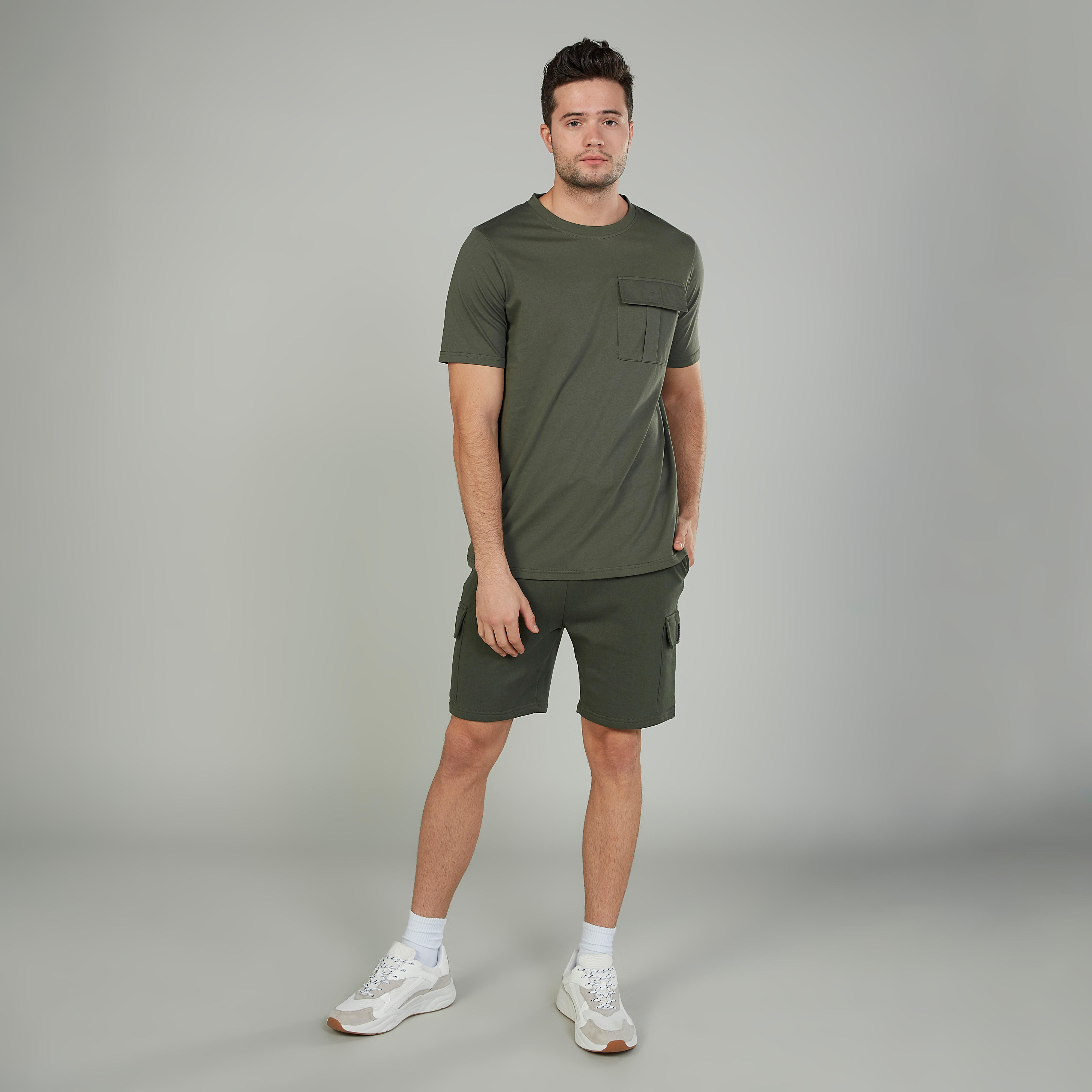 شورت سادة بجيوب وتفاصيل رباط-men-clothing-bottoms-shorts-image-3