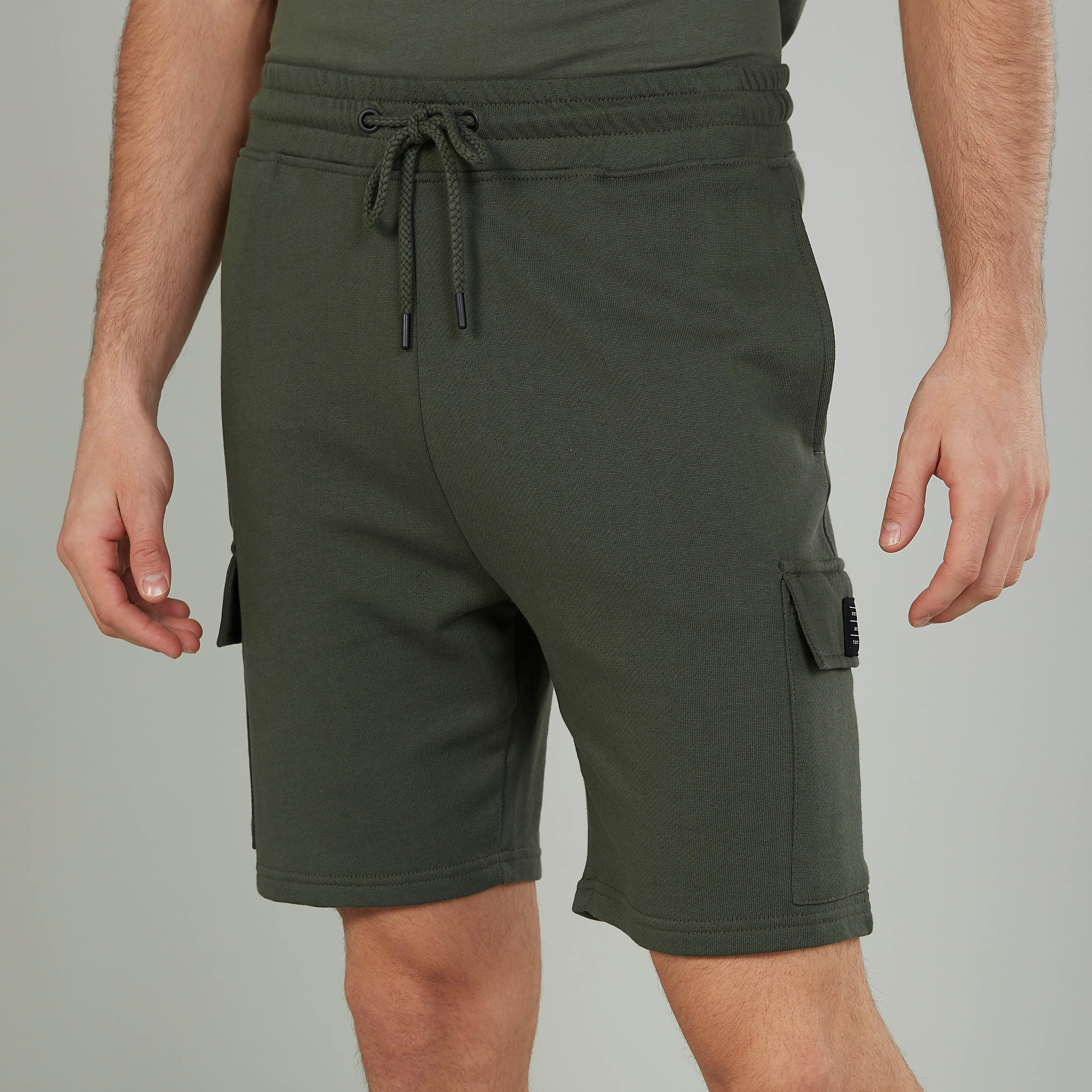 شورت سادة بجيوب وتفاصيل رباط-men-clothing-bottoms-shorts-image-2