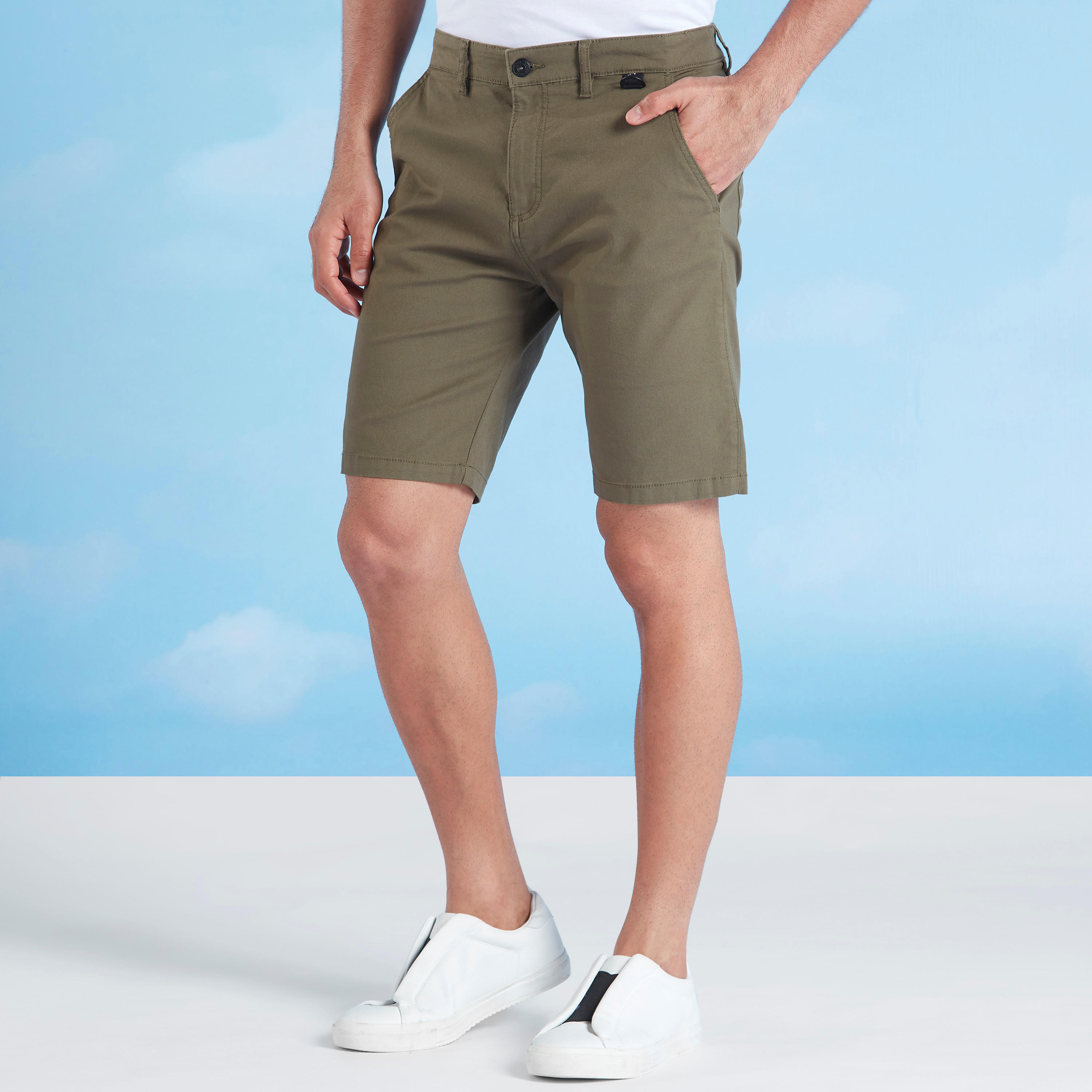 شورت سادة بخصر متوسّط الارتفاع وجيوب وزر إغلاق-men-clothing-bottoms-shorts-image-5