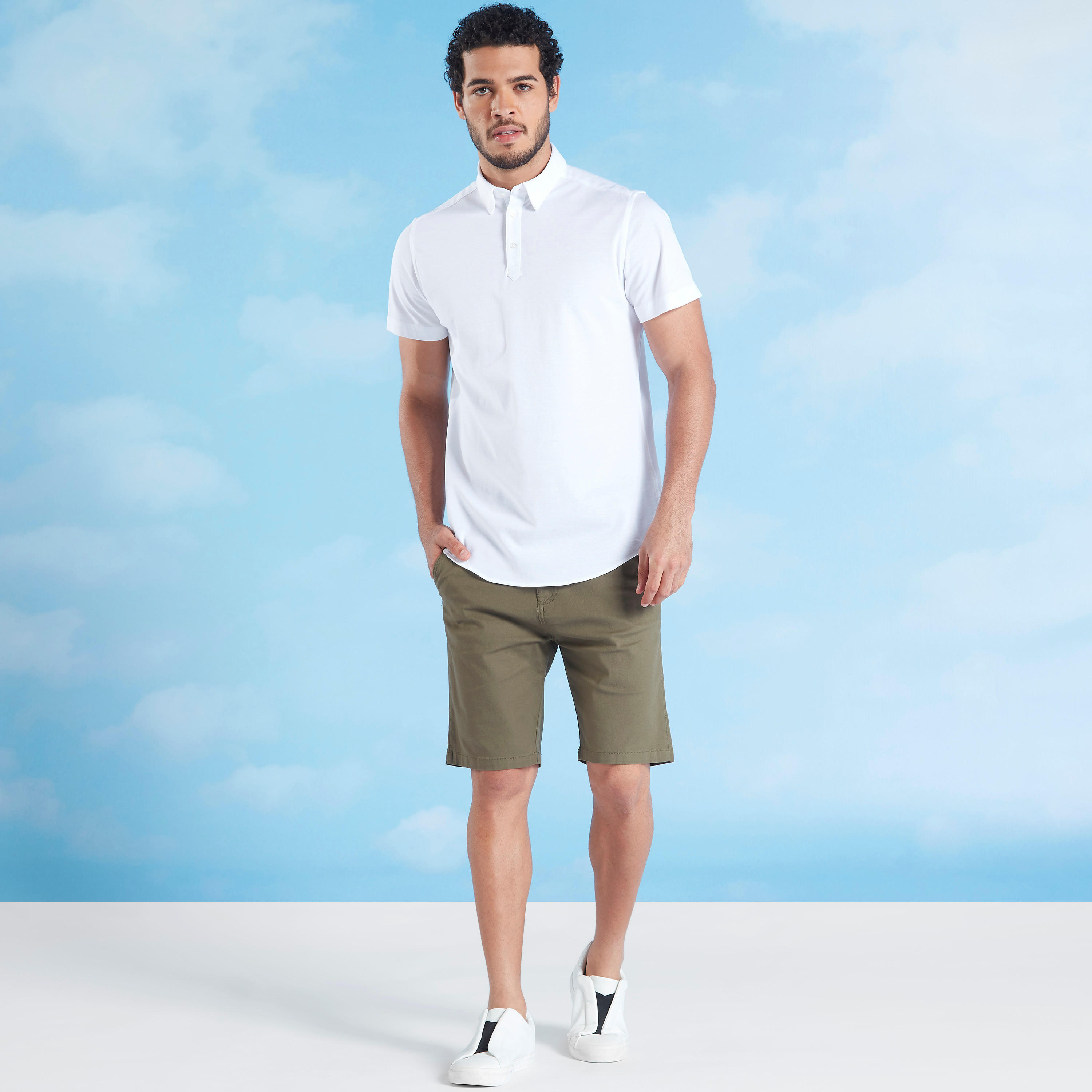 شورت سادة بخصر متوسّط الارتفاع وجيوب وزر إغلاق-men-clothing-bottoms-shorts-image-4
