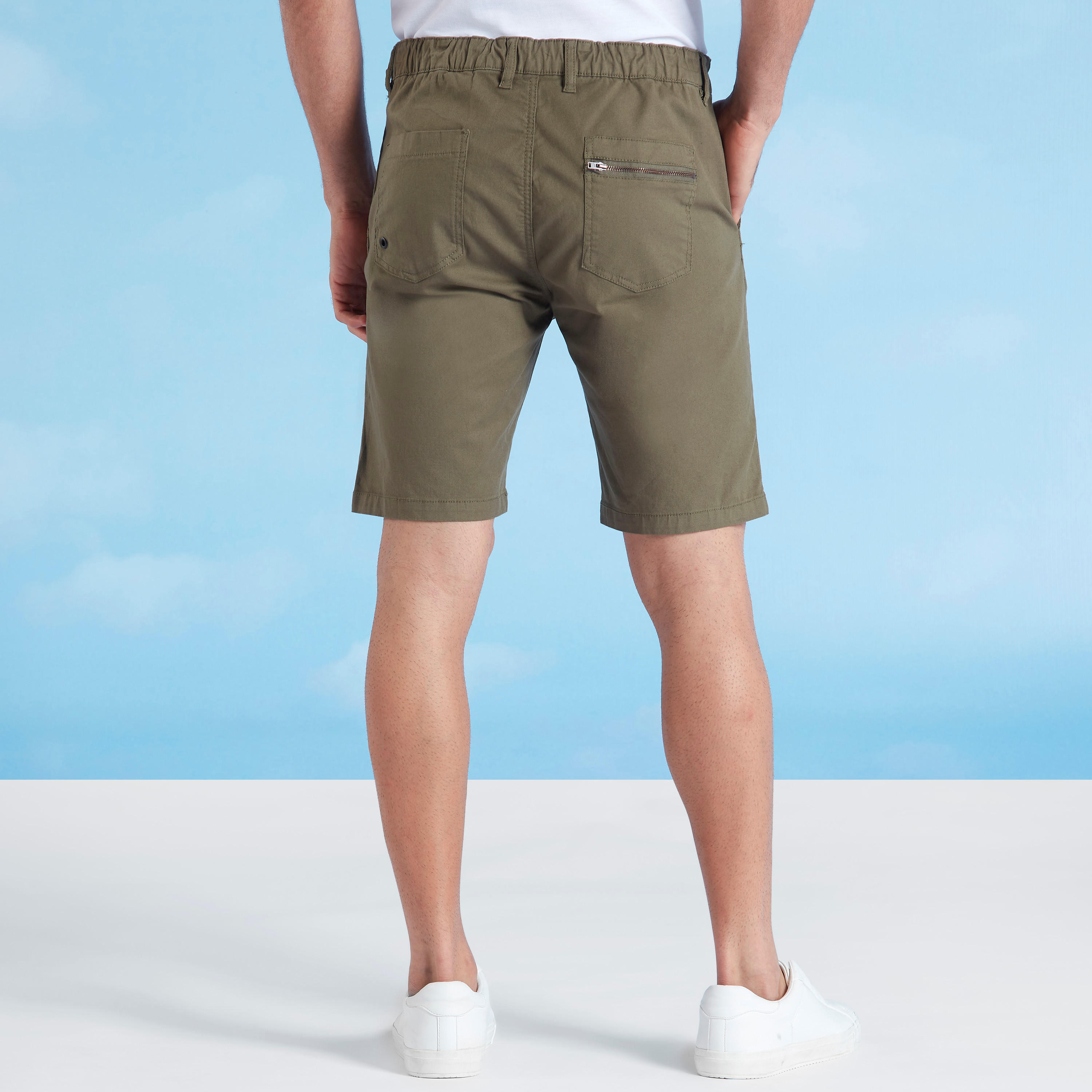 شورت سادة بخصر متوسّط الارتفاع وجيوب وزر إغلاق-men-clothing-bottoms-shorts-image-1