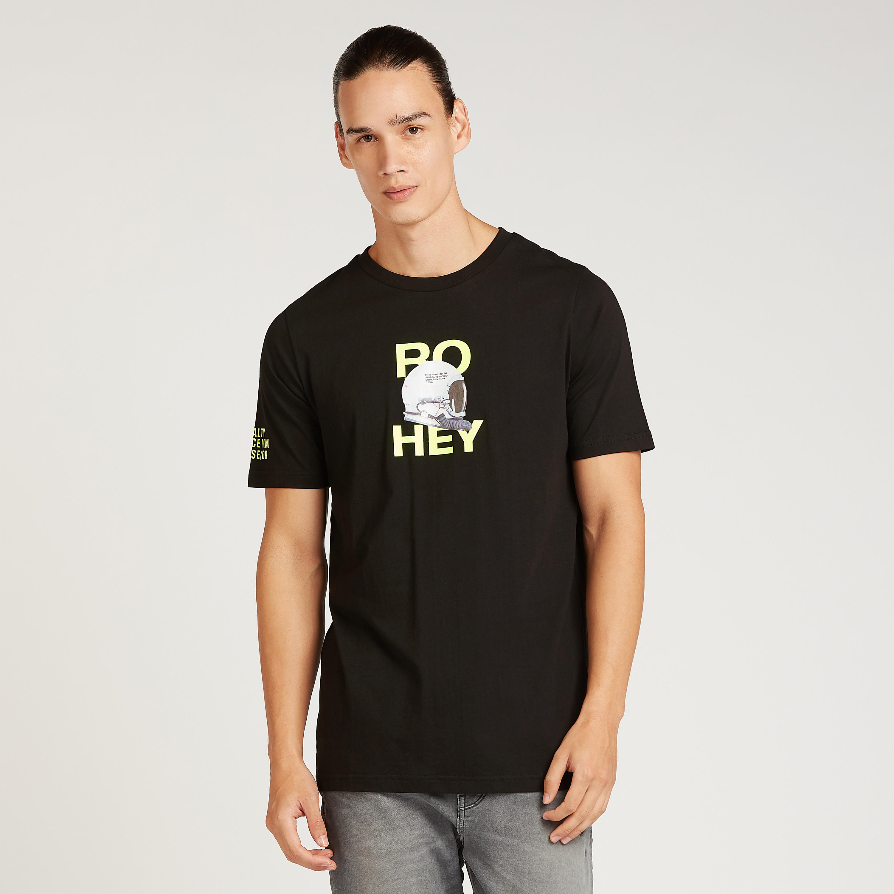 تيشيرت  بياقة ضيّقة وأكمام قصيرة وطبعات-men-clothing-tshirtsandpolos-tshirts-image-1