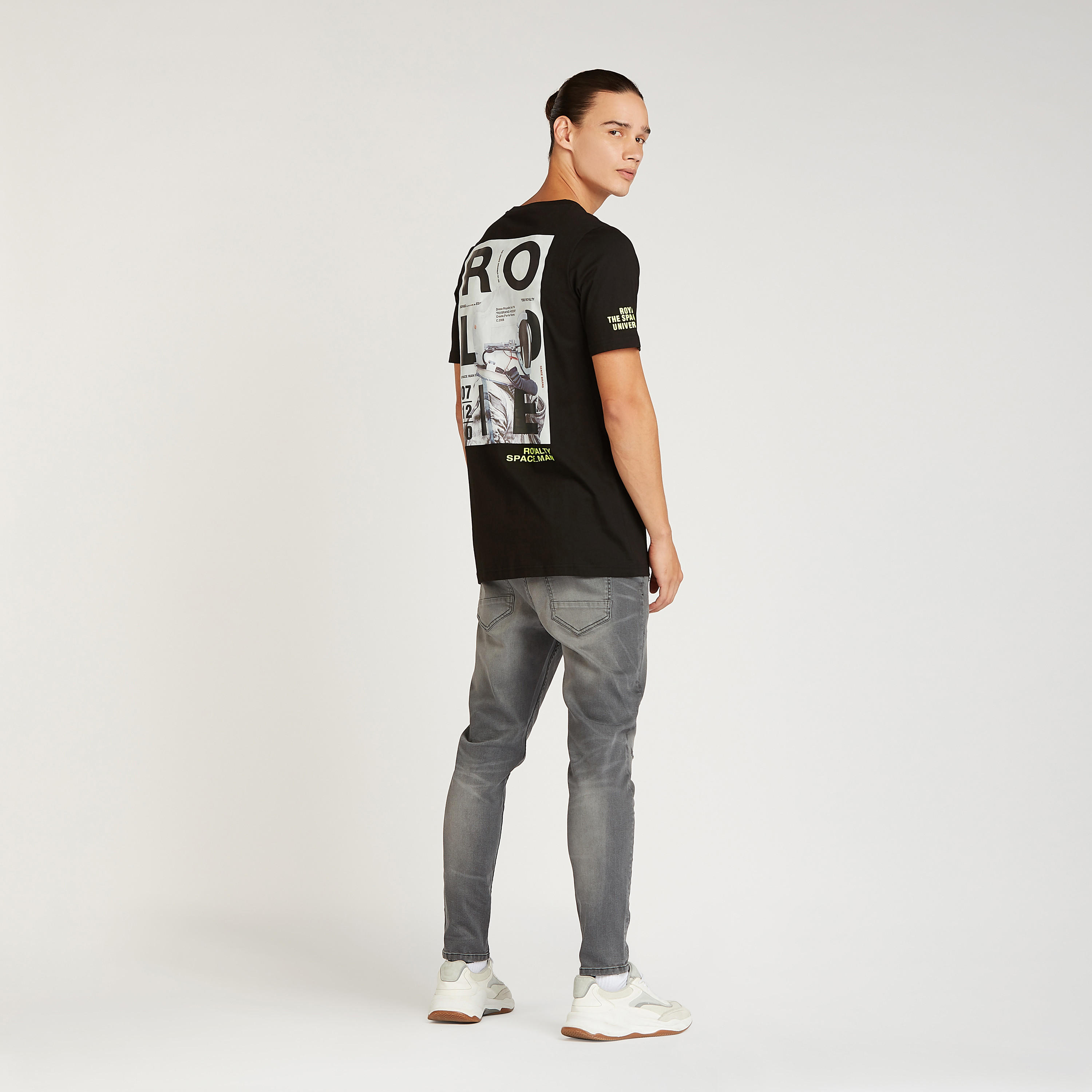 تيشيرت  بياقة ضيّقة وأكمام قصيرة وطبعات-men-clothing-tshirtsandpolos-tshirts-image-2