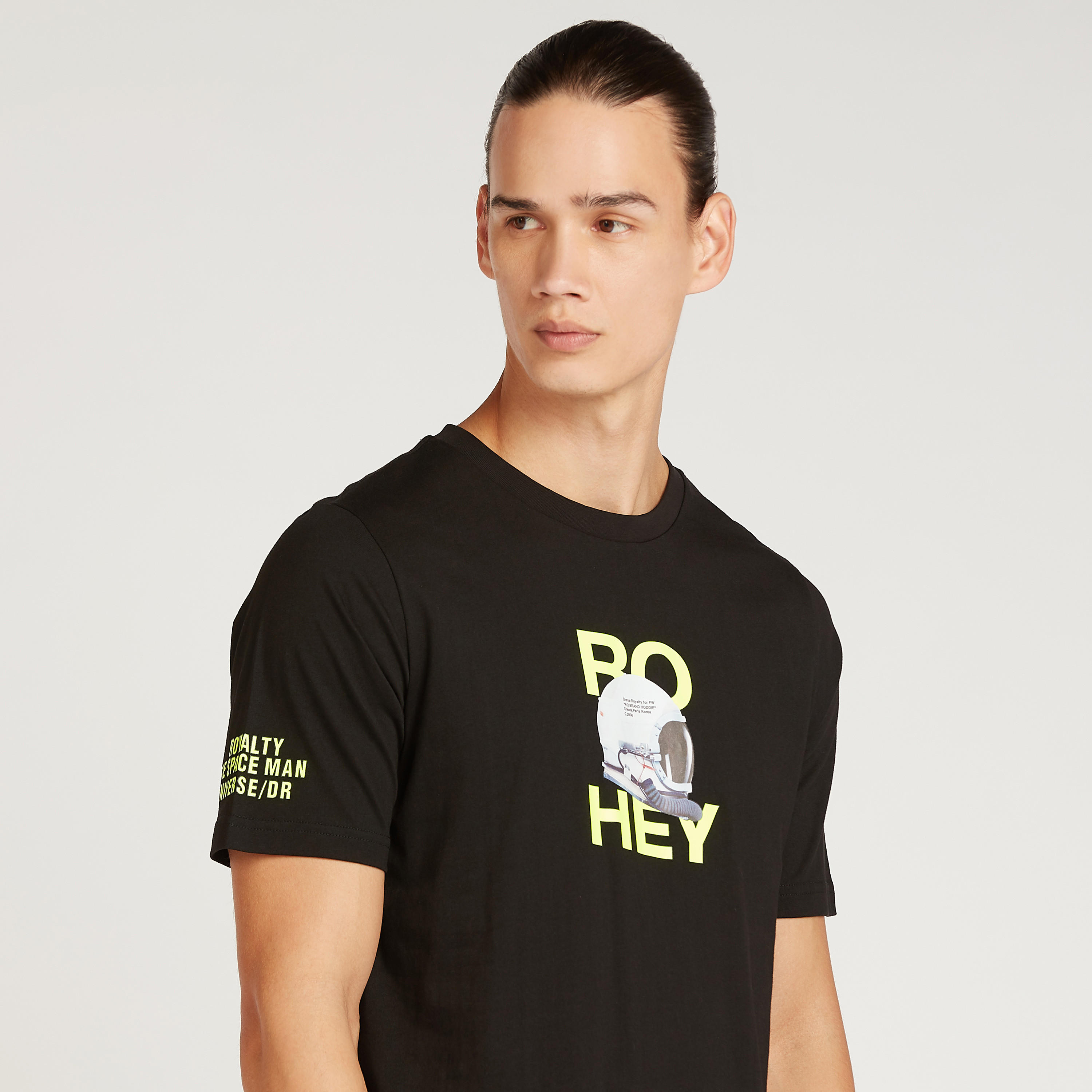 تيشيرت  بياقة ضيّقة وأكمام قصيرة وطبعات-men-clothing-tshirtsandpolos-tshirts-image-3
