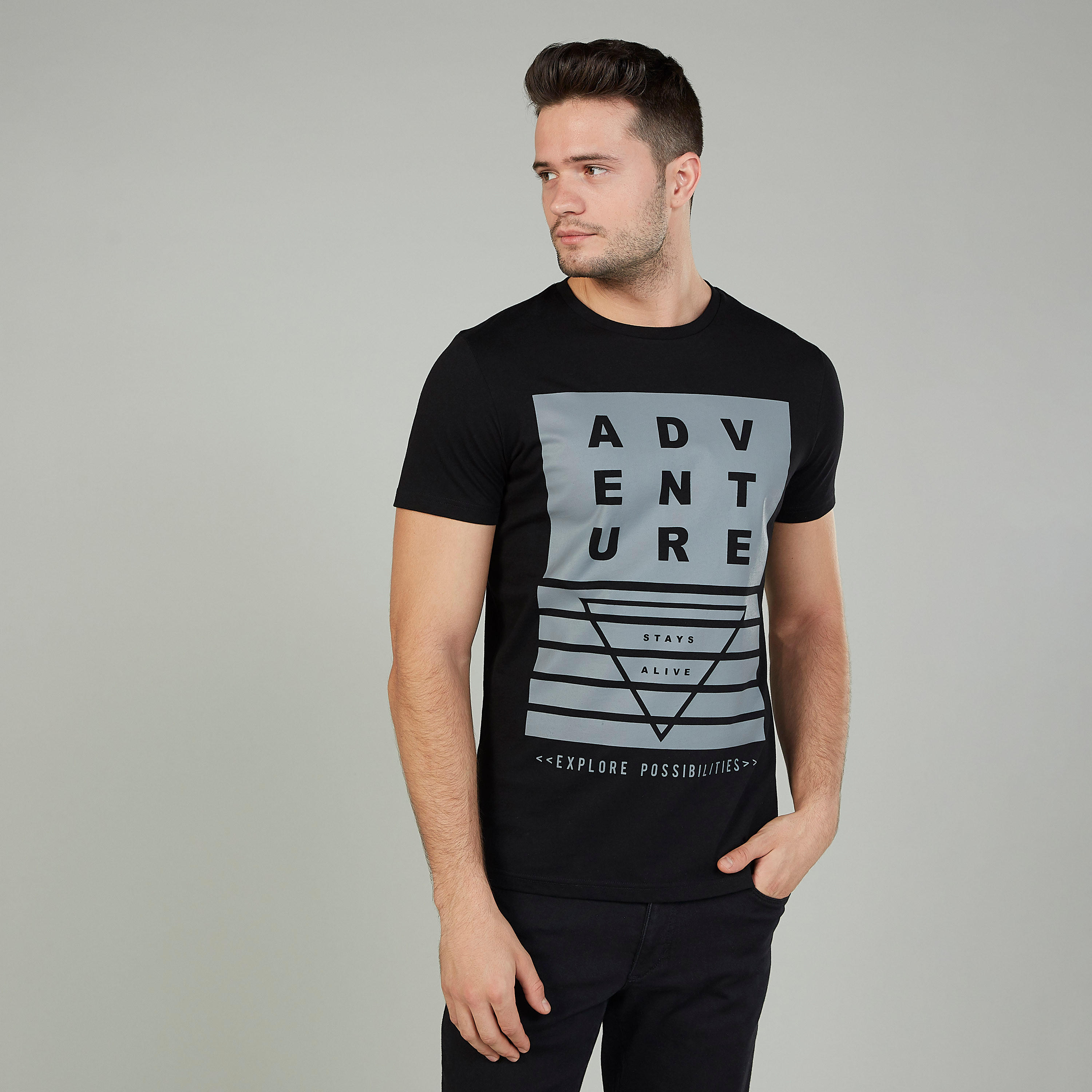 تيشيرت  بياقة ضيّقة وأكمام قصيرة وطبعات-men-clothing-tshirtsandpolos-tshirts-image-5