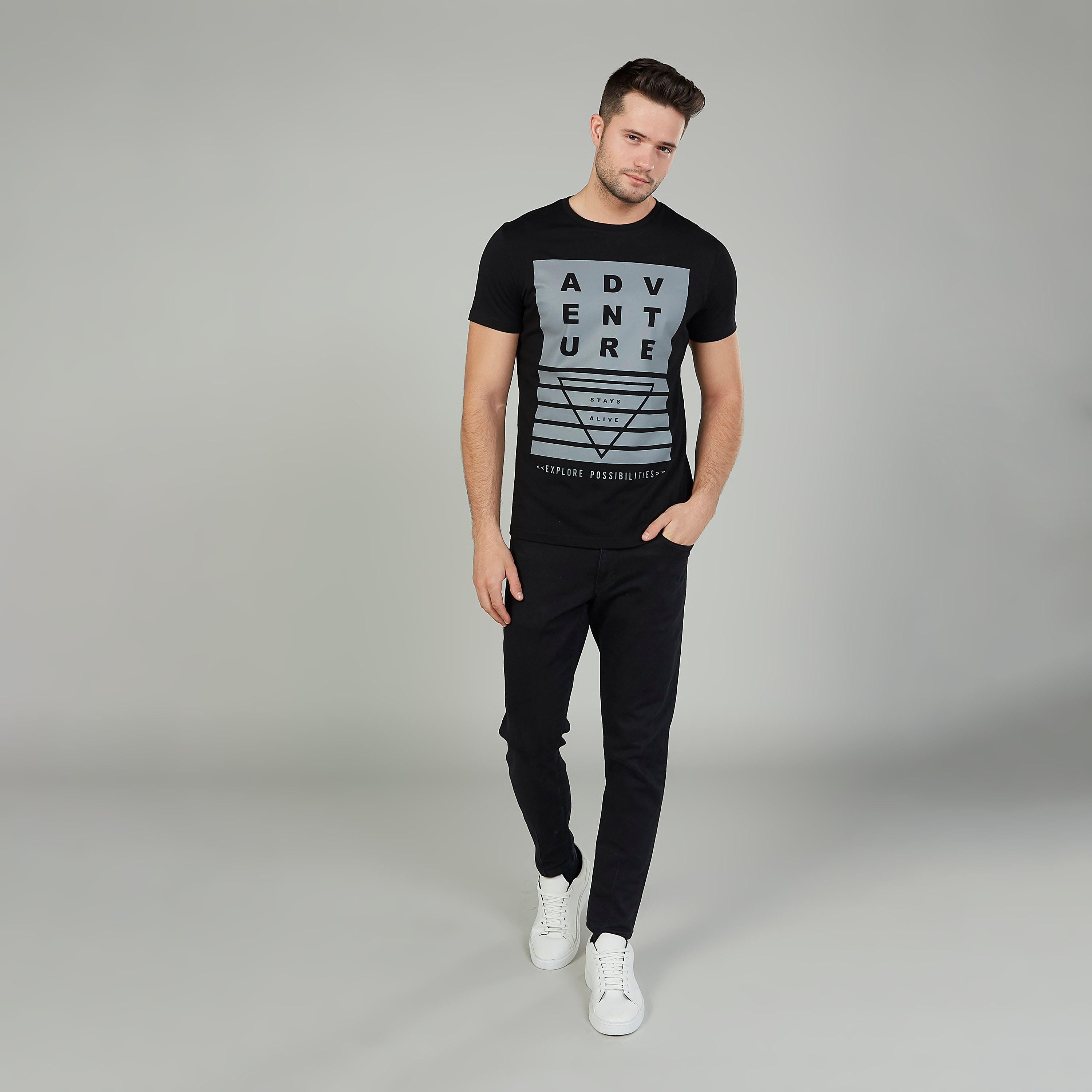 تيشيرت  بياقة ضيّقة وأكمام قصيرة وطبعات-men-clothing-tshirtsandpolos-tshirts-image-4