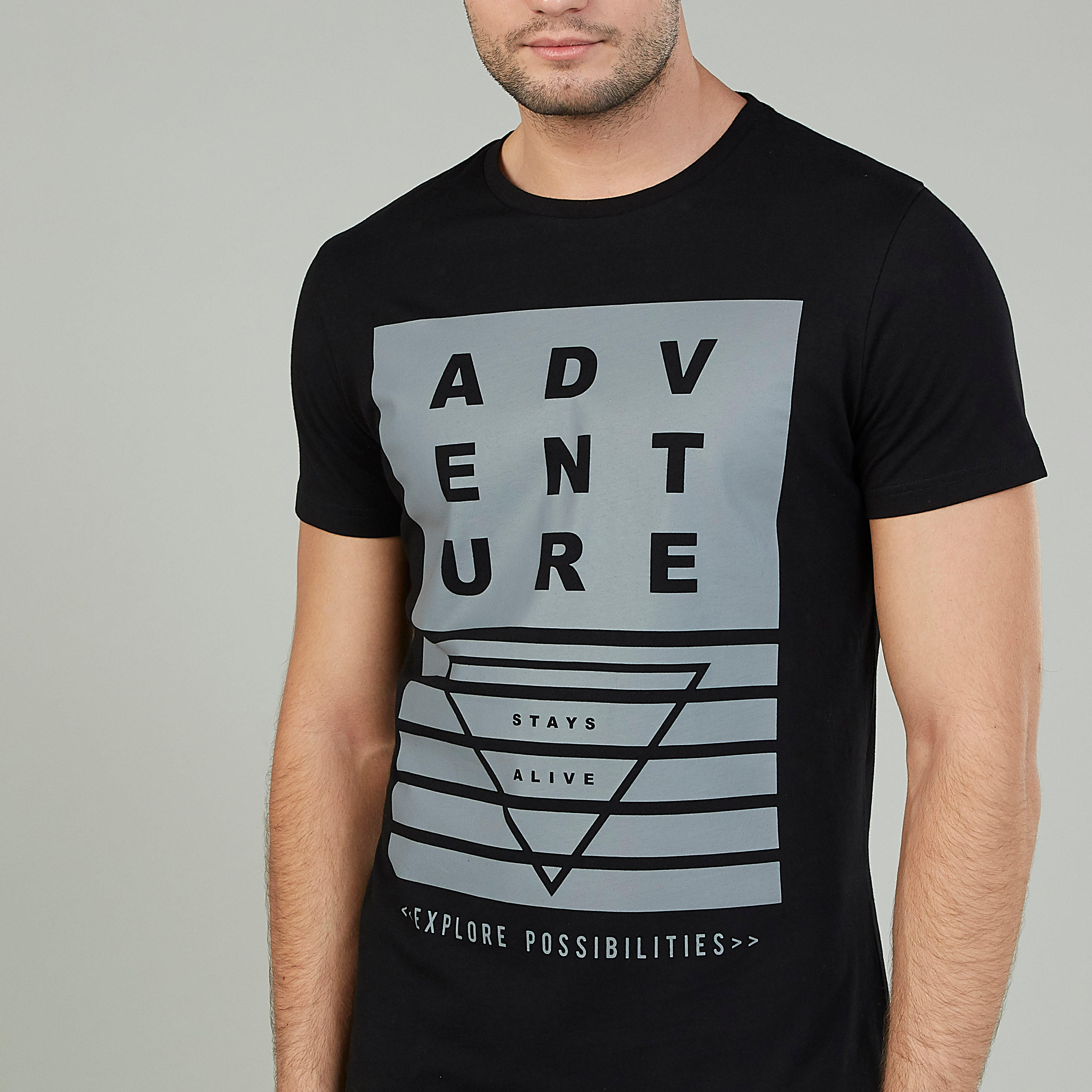 تيشيرت  بياقة ضيّقة وأكمام قصيرة وطبعات-men-clothing-tshirtsandpolos-tshirts-image-3