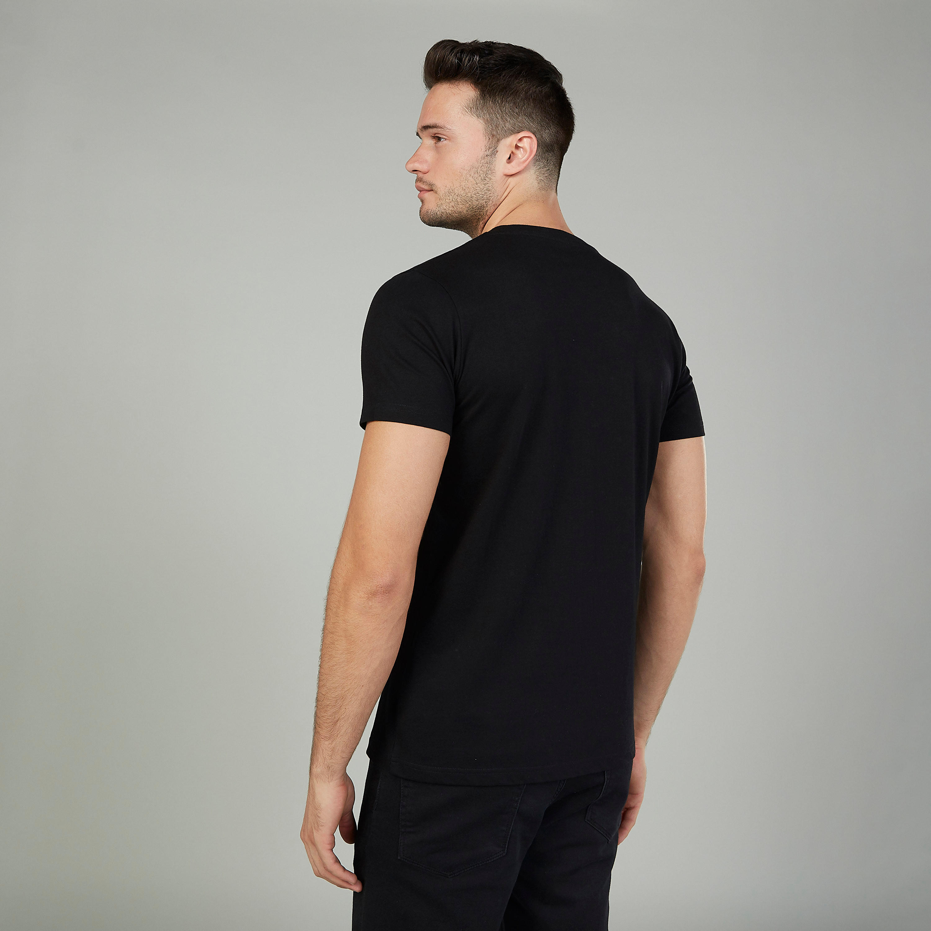 تيشيرت  بياقة ضيّقة وأكمام قصيرة وطبعات-men-clothing-tshirtsandpolos-tshirts-image-2